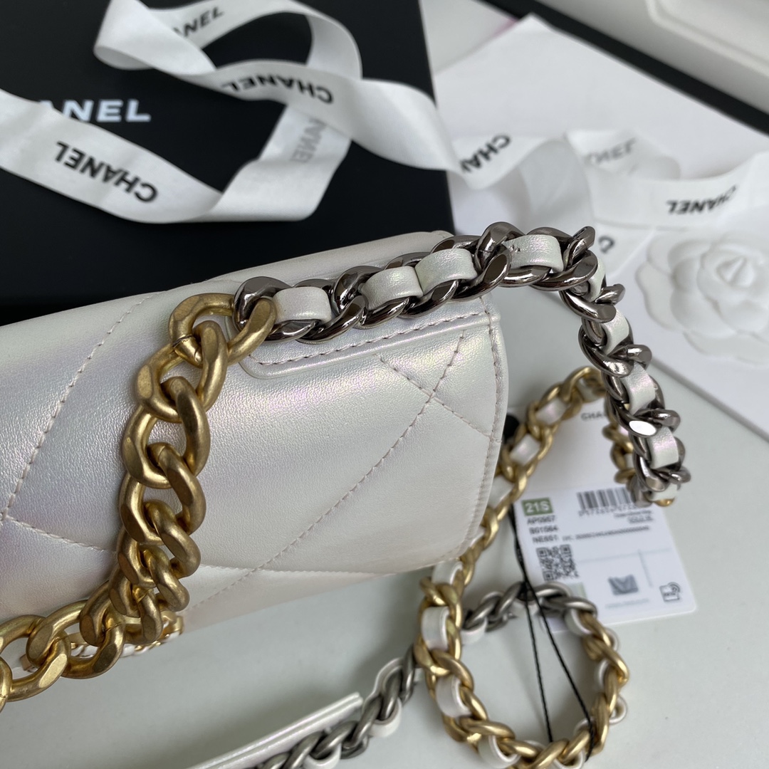 Ch**el 19 wallet on chain glossy leather white ap0957 19 cm