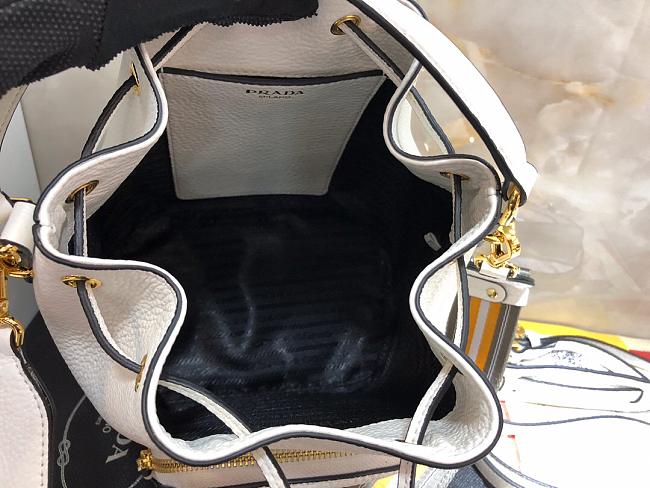 Pra*a bucket bag with metal logo and shoulder strap white 1be030 21 × 25 × 15 cm