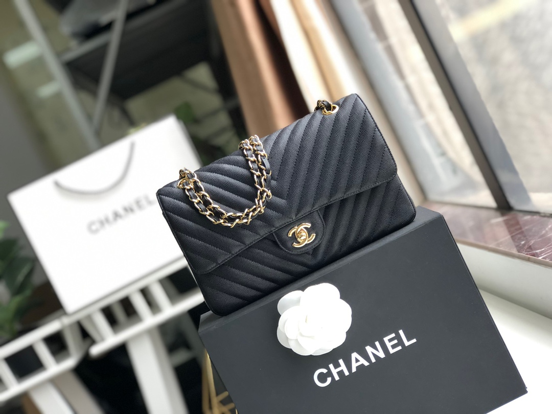 Ch**el chevron classic flap bag grained leather golden metal black a01112 26 x 16 x 7 cm