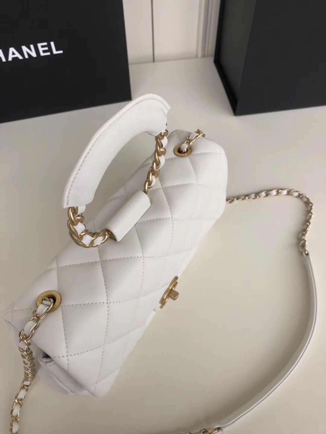 Ch**el circular handle flap bag lambskin white as1358 24 x 15 x 6 cm
