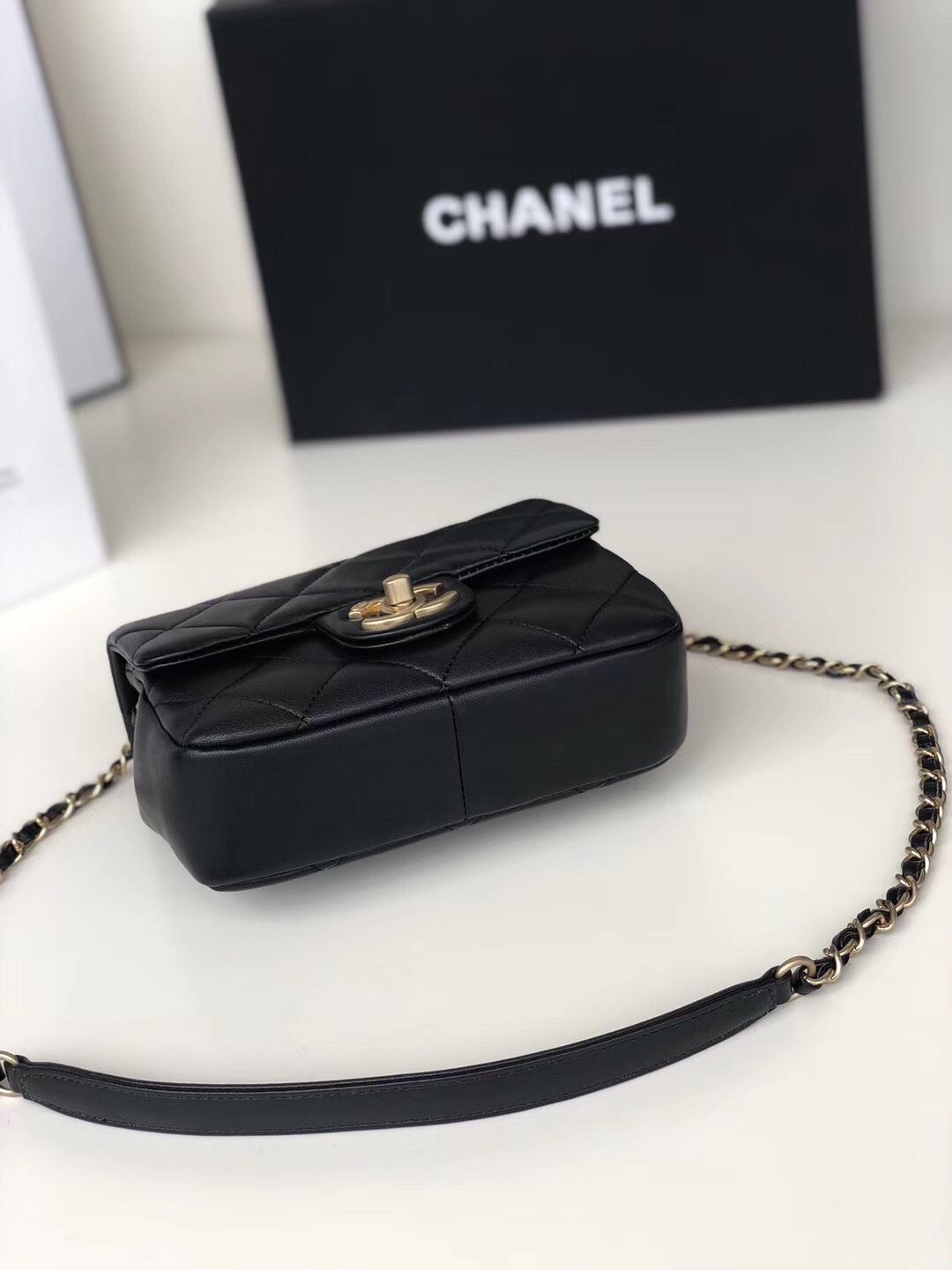 Ch**el small circular handle bag lambskin black as1357 20 x 18 x 7.5 cm