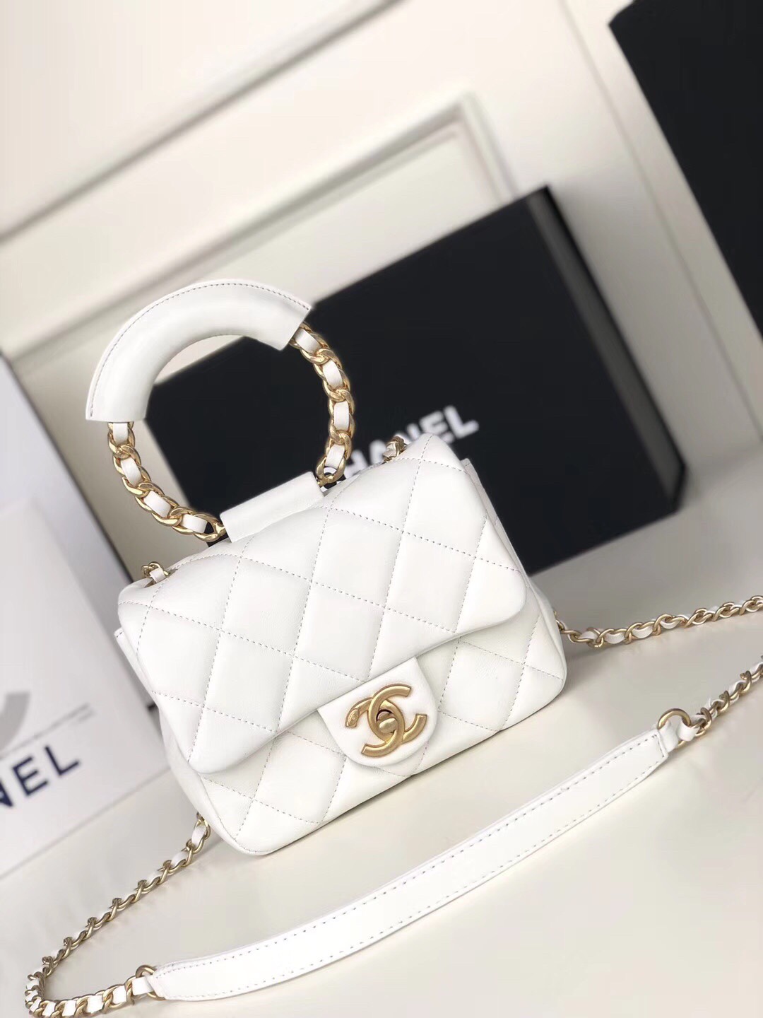 Ch**el small circular handle bag lambskin white as1357 20 x 18 x 7.5 cm
