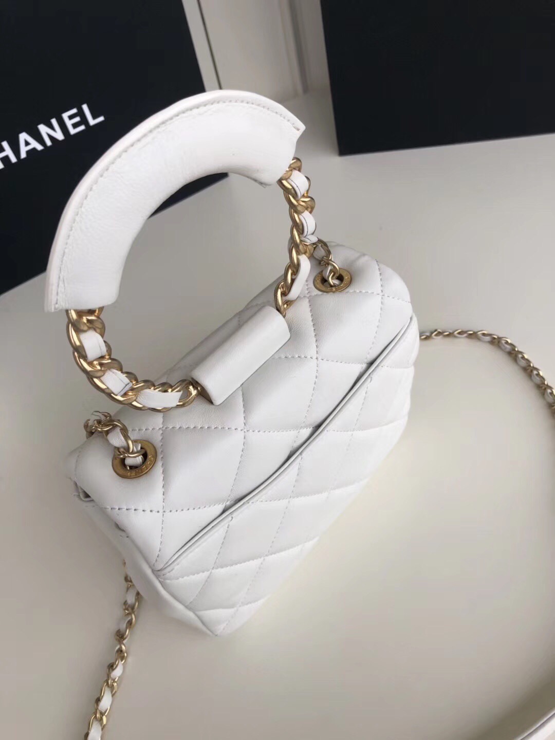 Ch**el small circular handle bag lambskin white as1357 20 x 18 x 7.5 cm