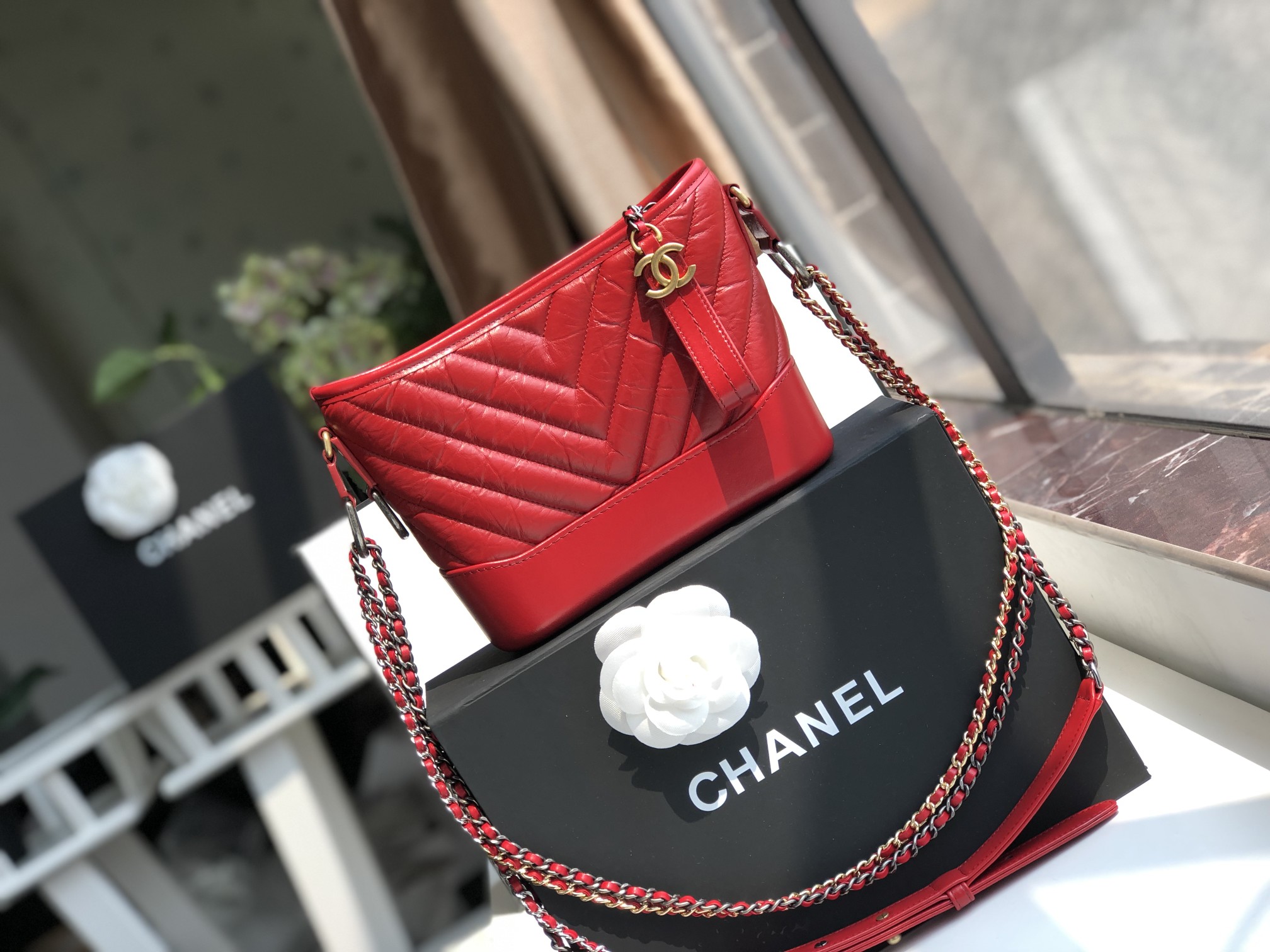 Ch**el small gabrielle chevron hobo bag aged calfskin red a91810 20 x 15 x 8 cm