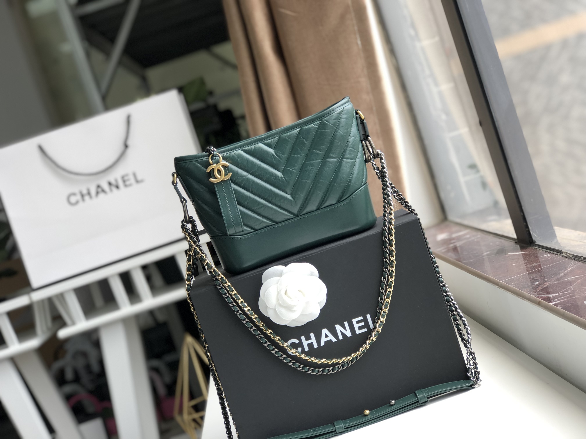 Ch**el small gabrielle chevron hobo bag aged calfskin green a91810 20 x 15 x 8 cm
