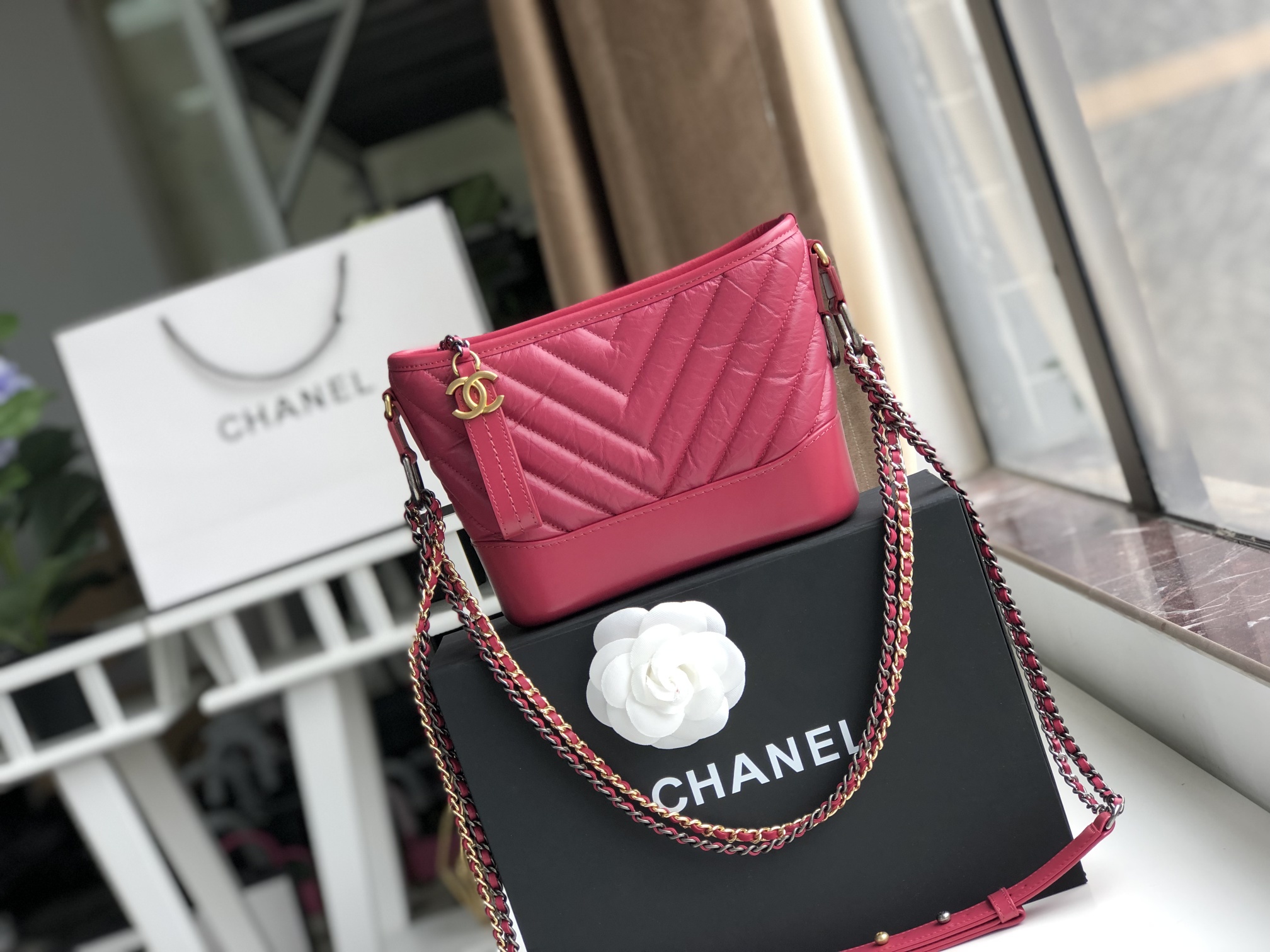 Ch**el small gabrielle chevron hobo bag aged calfskin garnet pink a91810 20 x 15 x 8 cm