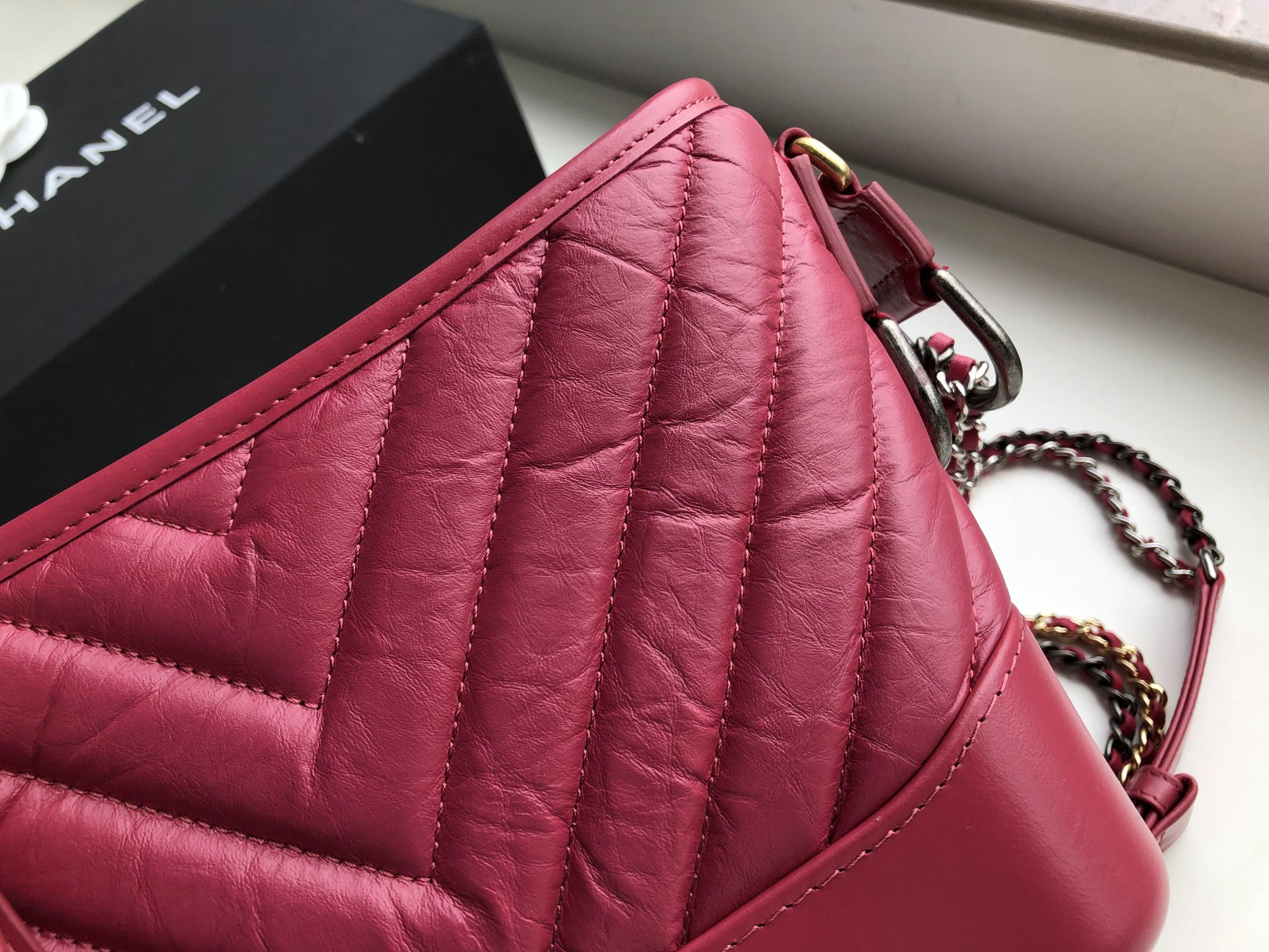 Ch**el small gabrielle chevron hobo bag aged calfskin garnet pink a91810 20 x 15 x 8 cm
