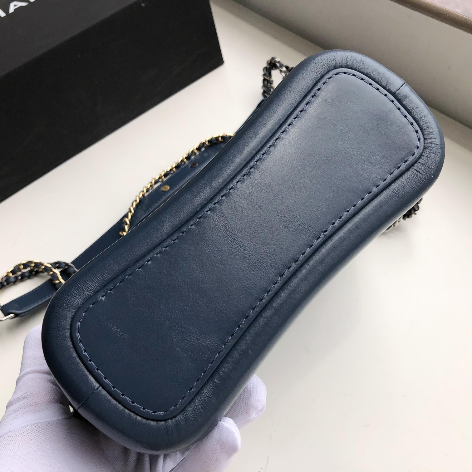 Ch**el small gabrielle chevron hobo bag aged calfskin navy blue a91810 20 x 15 x 8 cm