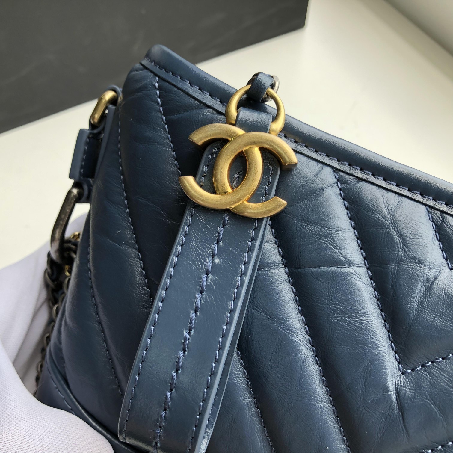 Ch**el small gabrielle chevron hobo bag aged calfskin navy blue a91810 20 x 15 x 8 cm