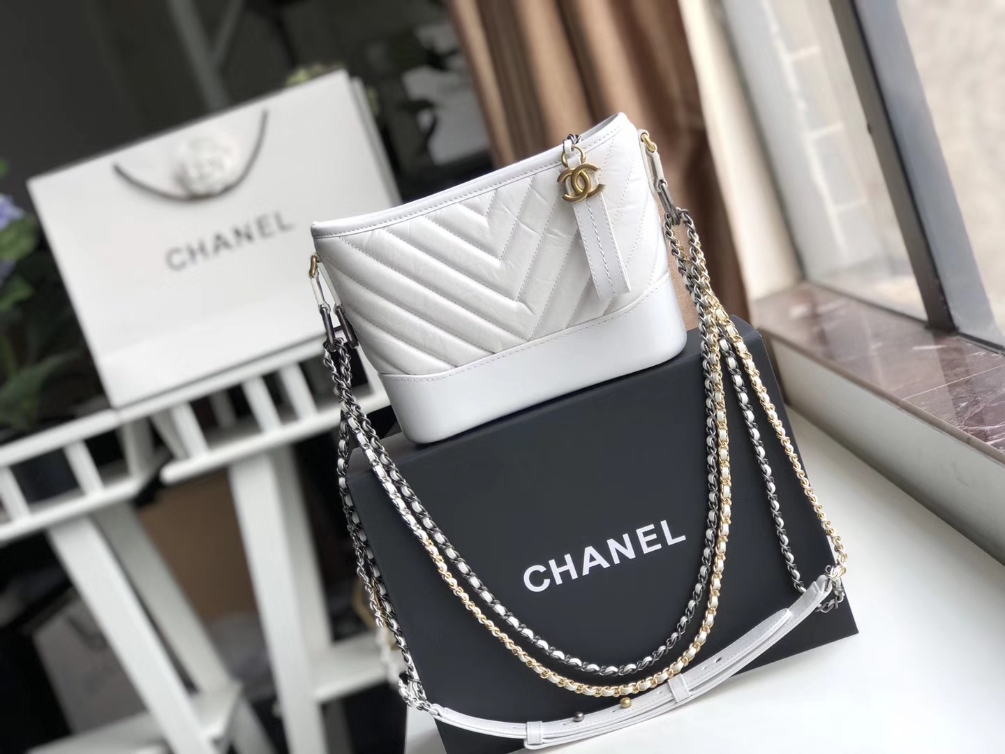 Ch**el small gabrielle chevron hobo bag aged calfskin white a91810 20 x 15 x 8 cm