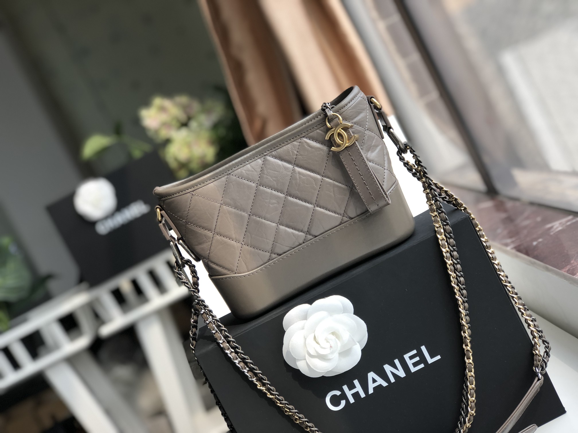 Ch**el small gabrielle hobo bag aged calfskin grey a91810 20 x 15 x 8 cm