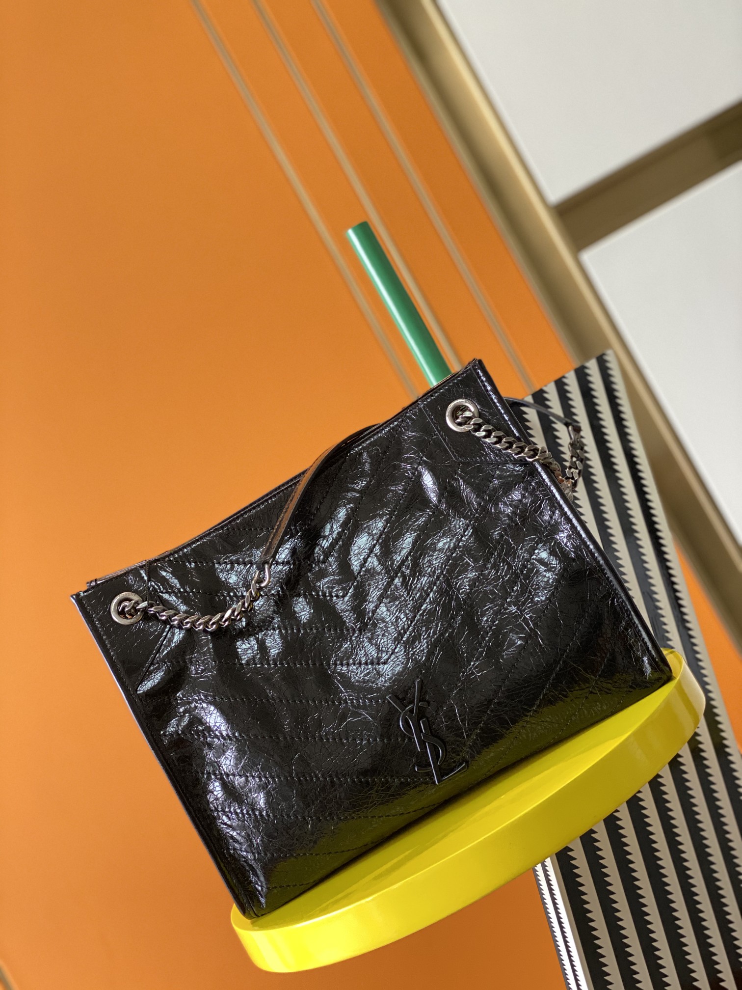 Y51 medium niki shopping bag in crinkled vintage leather black 577999 33 x 27 x 11.5 cm