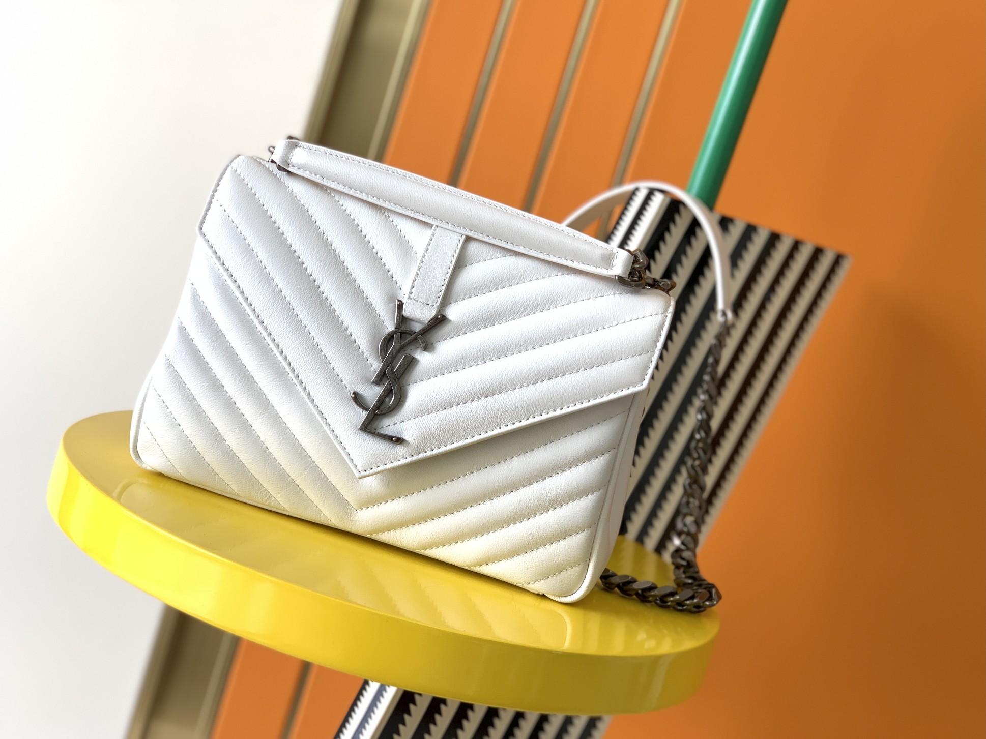 Y51 medium college in quilted leather black metal white 600279 24 x 17 x 6.5 cm