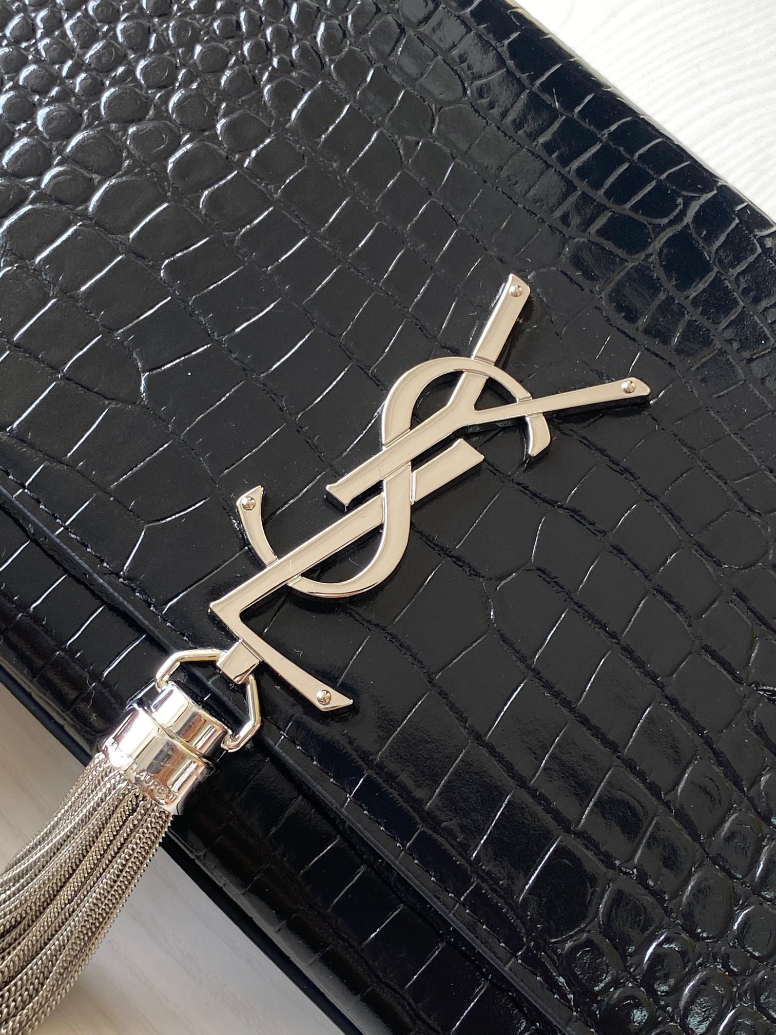 Y51 medium kate with tassel in crocodile-embossed shiny leather silver metal white 354119 24 x 14.5 x 5.5 cm