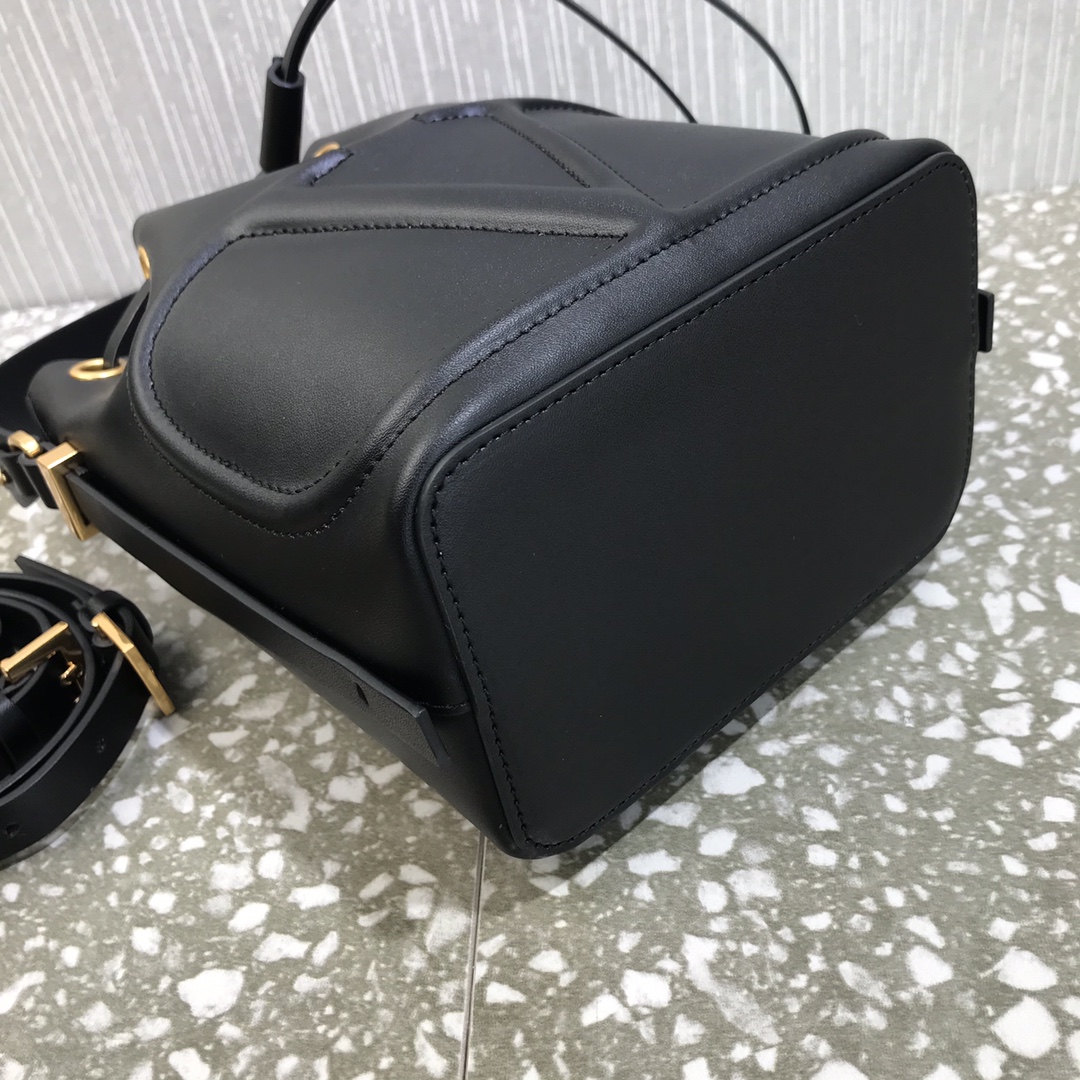 Va1e*ntin0 vlogo walk bucket bag calfskin leather black uw2b0g54qel 18 x 20.5 x 10 cm