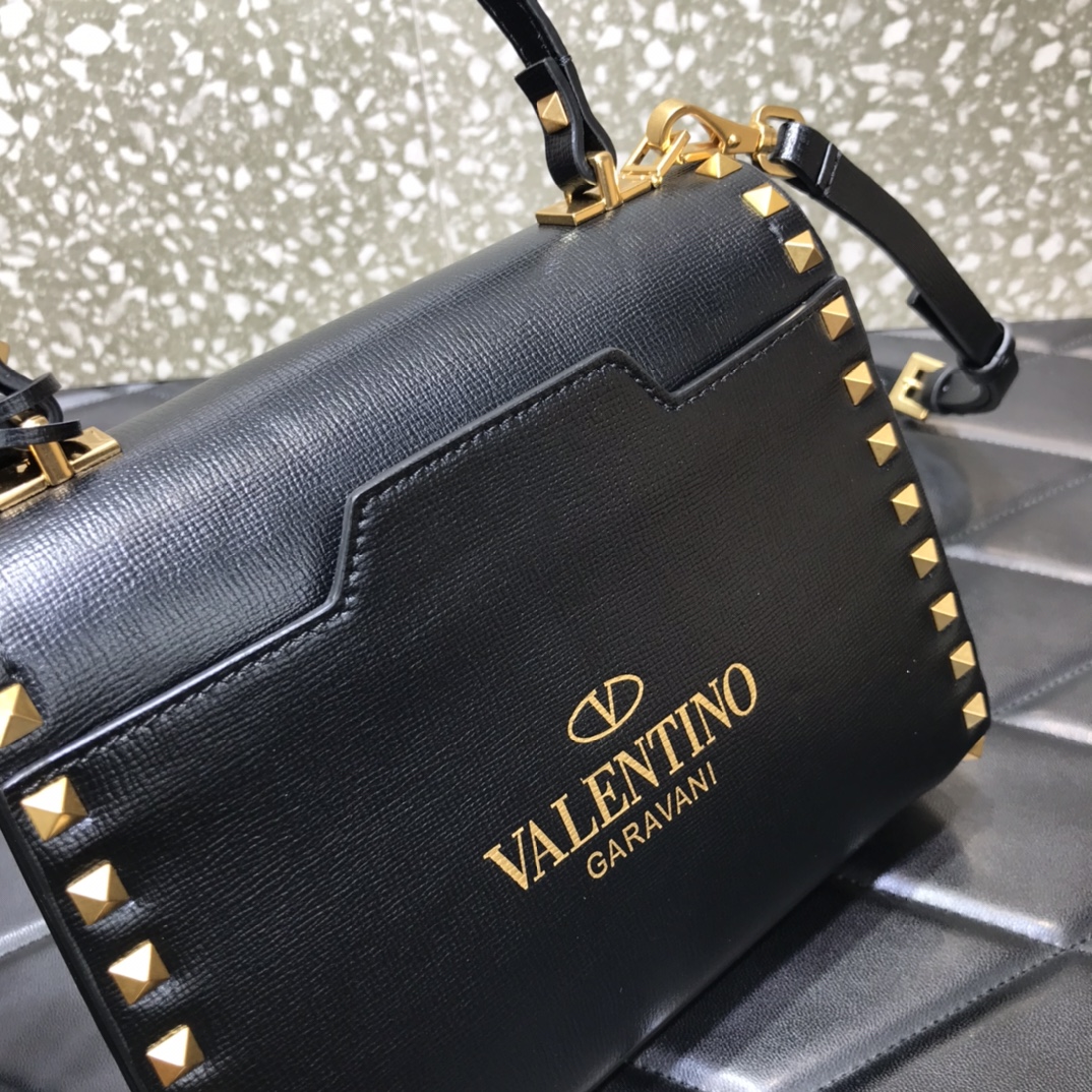 Va1e*ntin0 small garavani rockstud alcove grainy handbag black ww2b0j71wax 22 x 17 x 9 cm