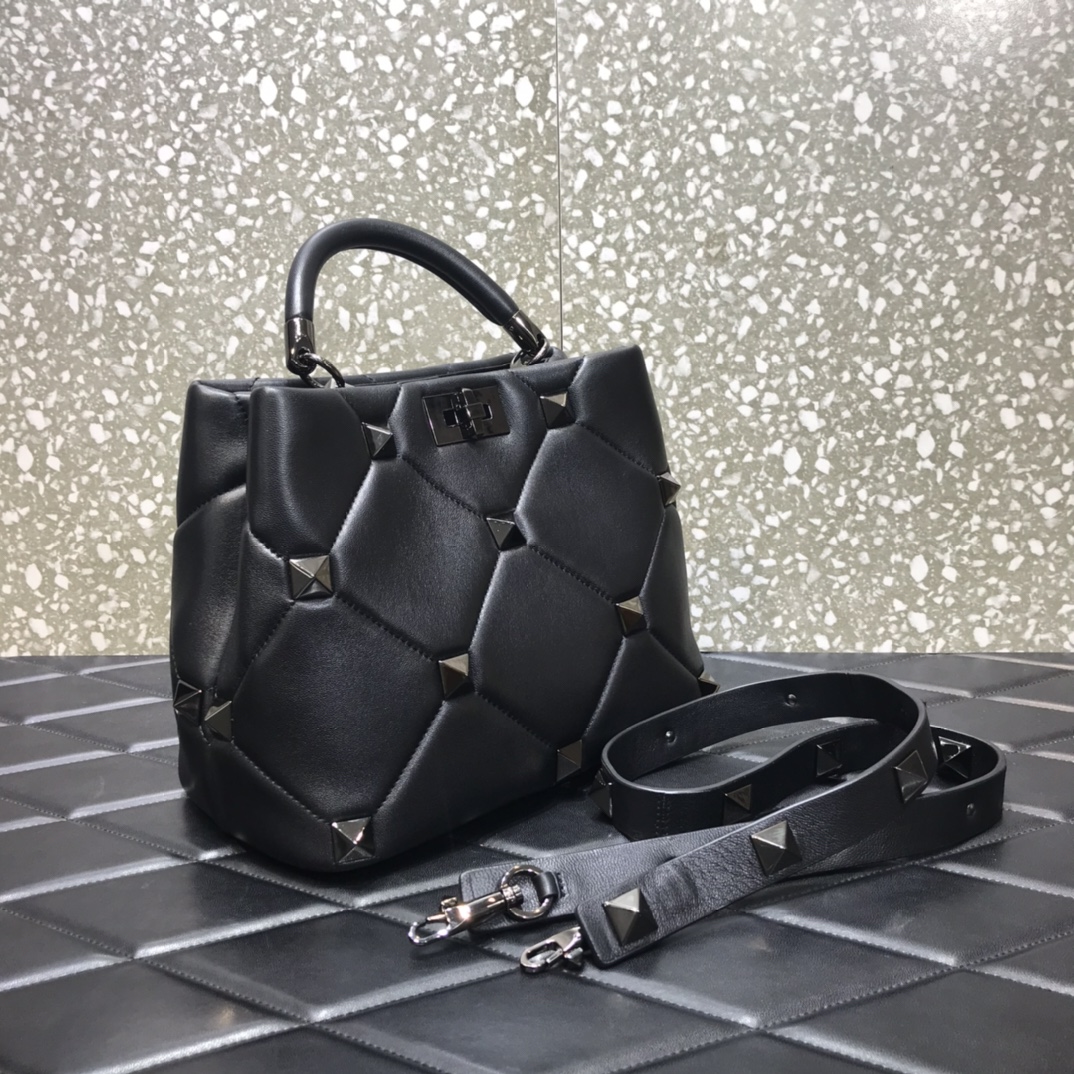 Va1e*ntin0 roman stud the handle bag in nappa black metal ww2b0i96bsf 28 x 16 x 20 cm