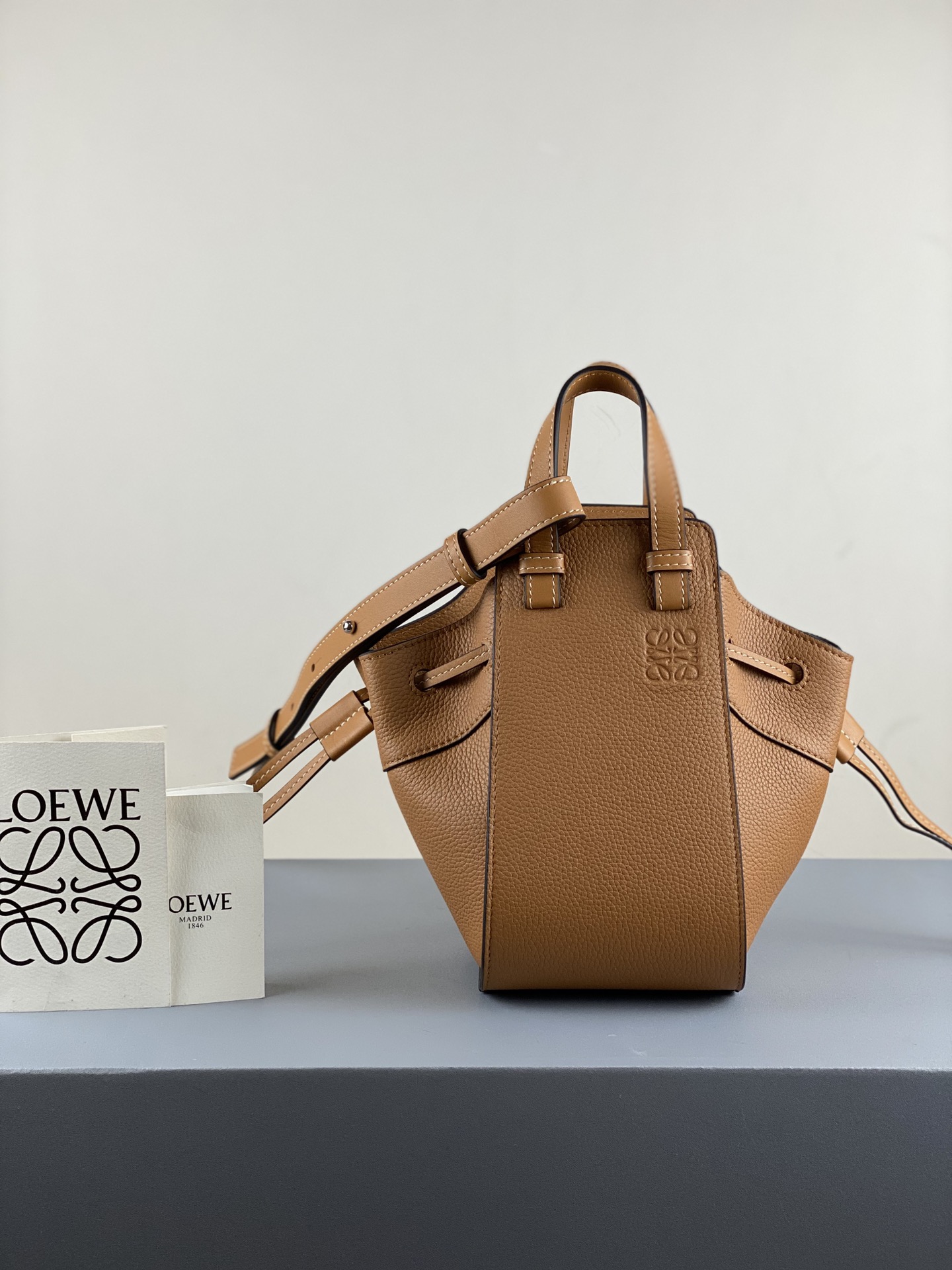 L0ew* mini hammock drawstring classic calfskin leather tan 314.30.v07 19.5 x 17 x 11 cm