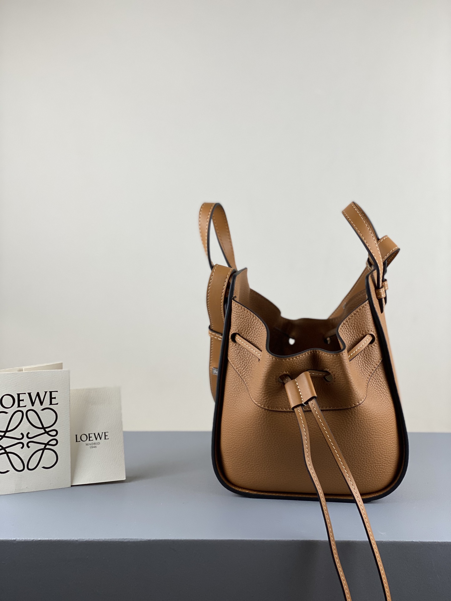 L0ew* mini hammock drawstring classic calfskin leather tan 314.30.v07 19.5 x 17 x 11 cm