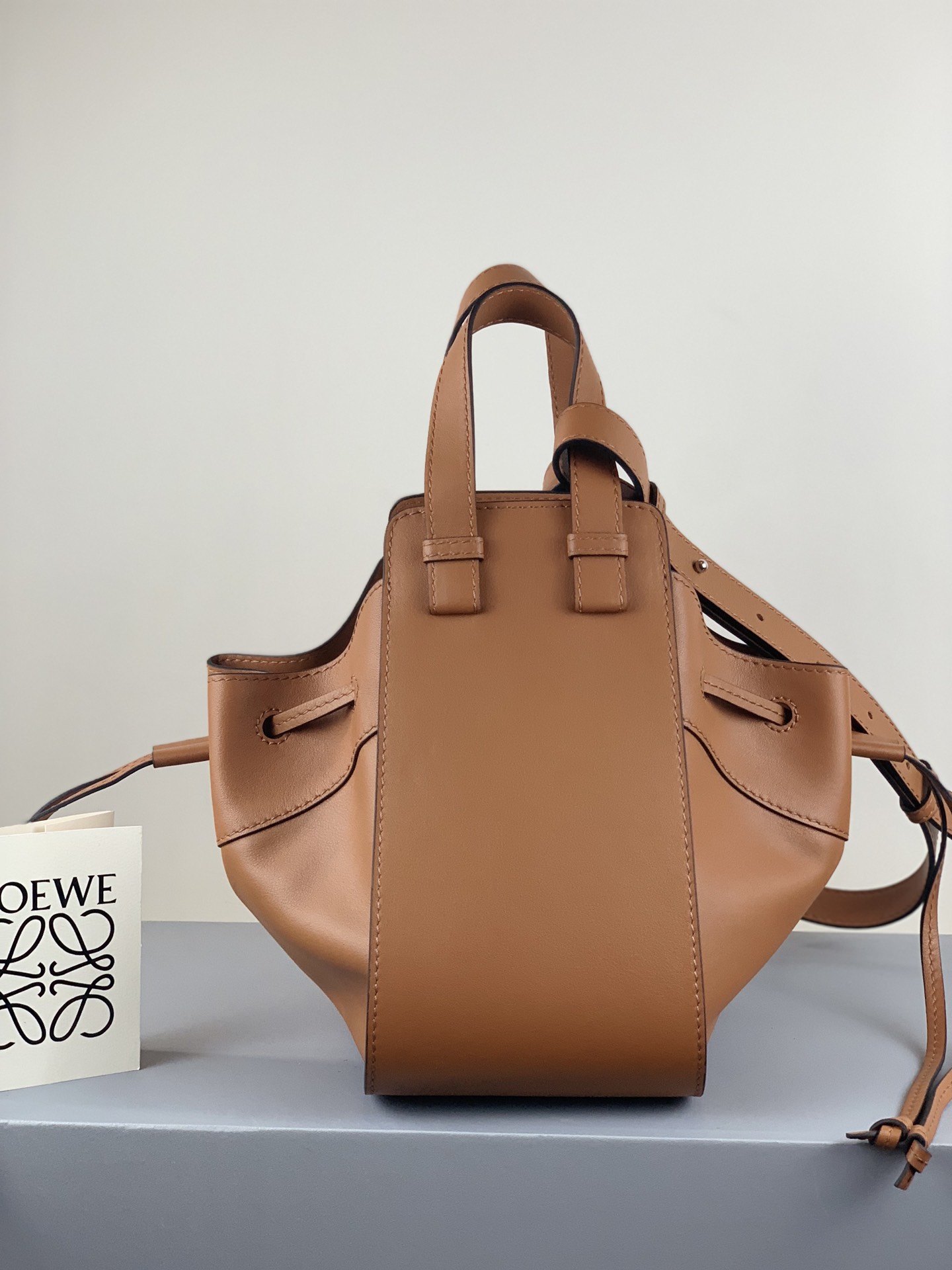 L0ew* small hammock bag cassic calfskin leather tan 387.30.s35 26 x 21 x 14 cm