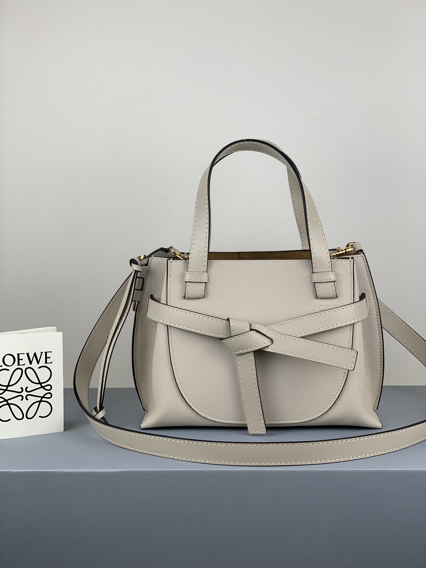 L0ew* mini gate top handle bag leather light oat 321.12.z99 25 x 18 x 10 cm