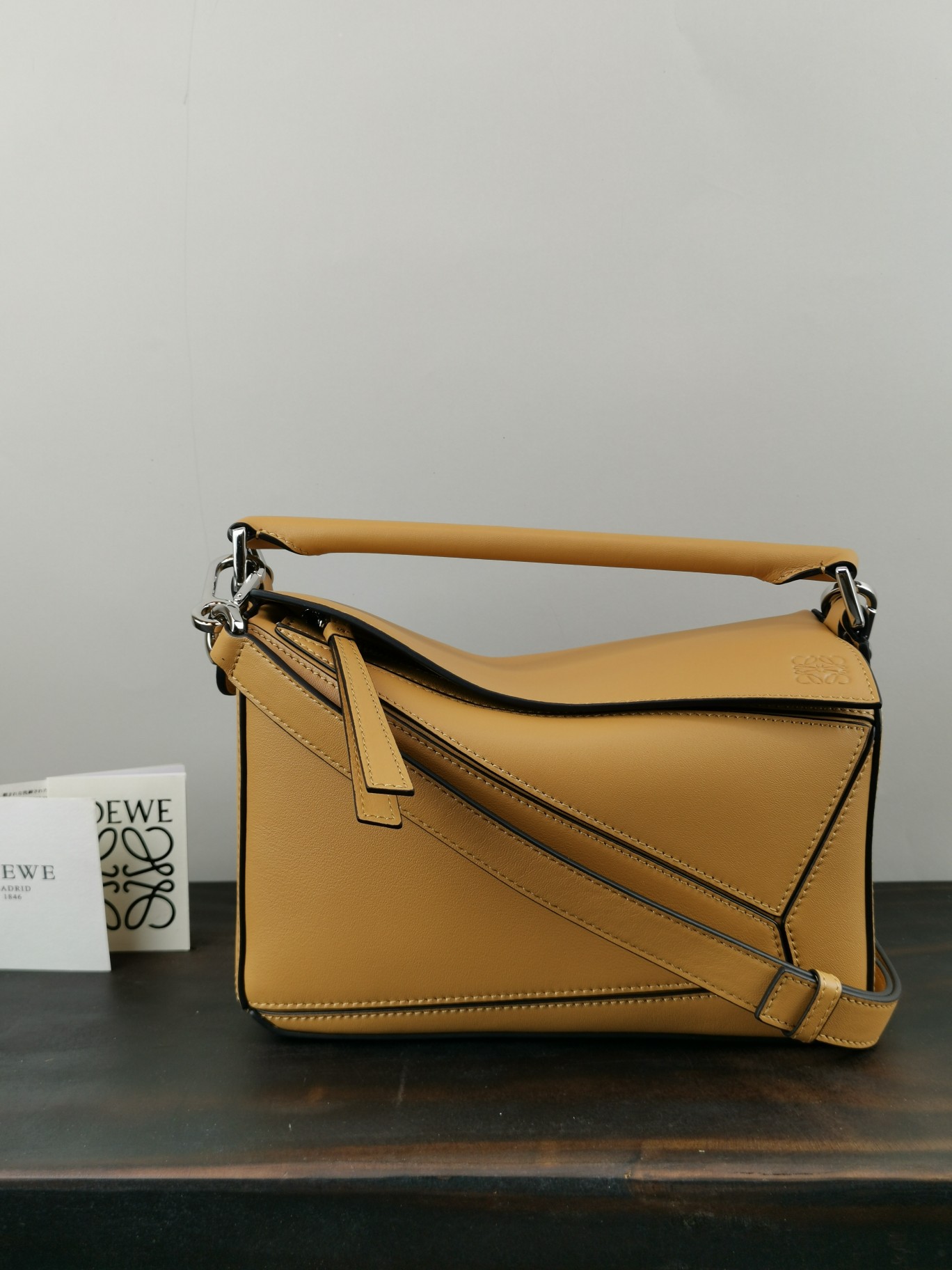 L0ew* small puzzle bag cassic calfskin leather fawn 322.30.s21 24 x 14 x 11 cm