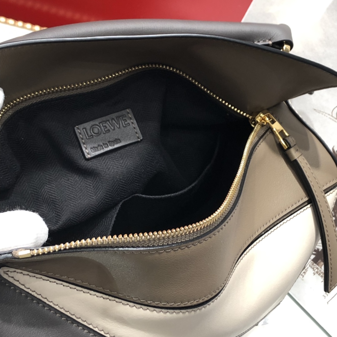L0ew* medium puzzle bag classic calfskin gold metal  grey/white 322.30js20 29 x 18 x 12 cm