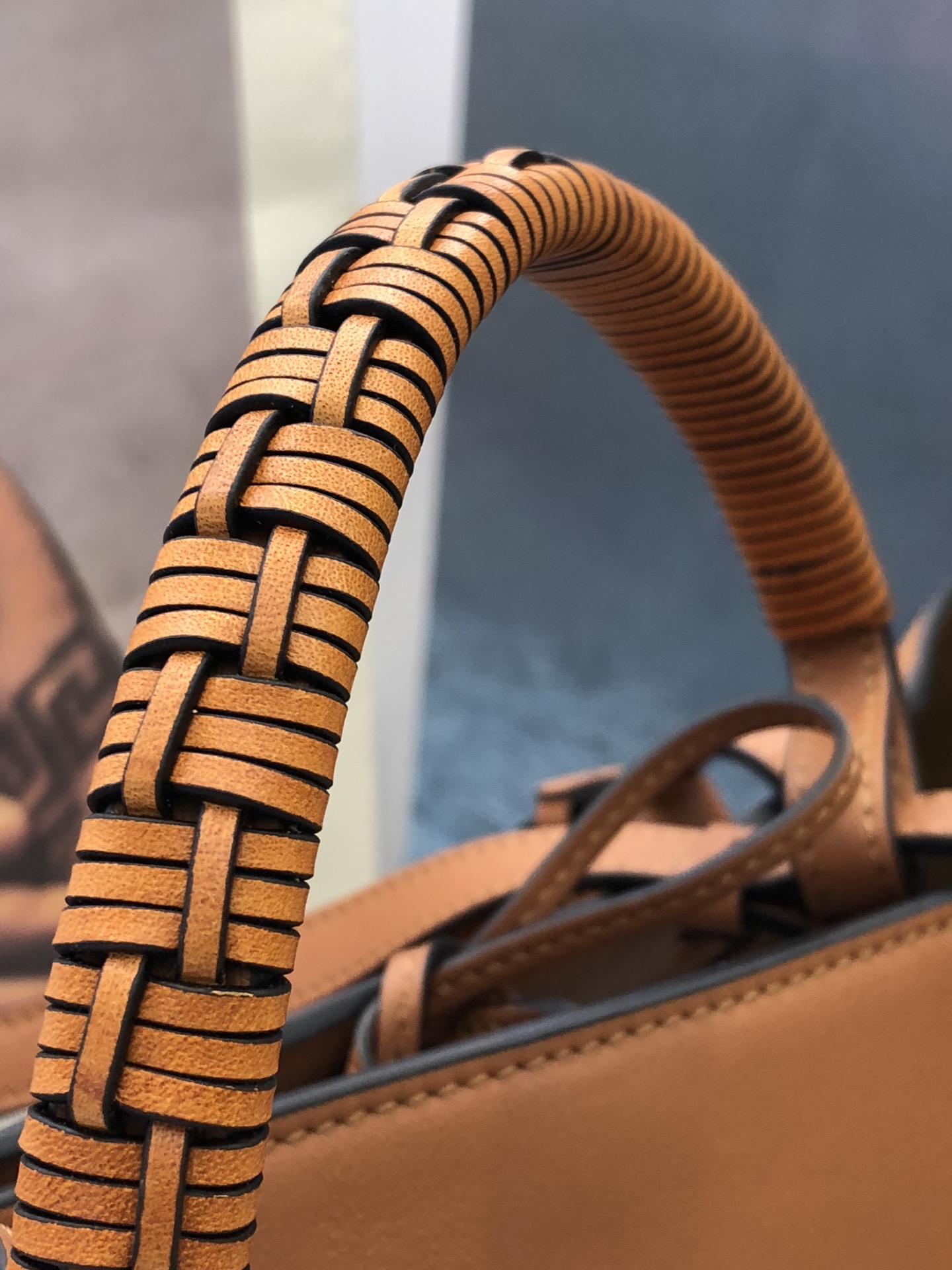 L0ew* small anagram tote classic calfskin tan a717s72x02 29 x 14 x 25 cm