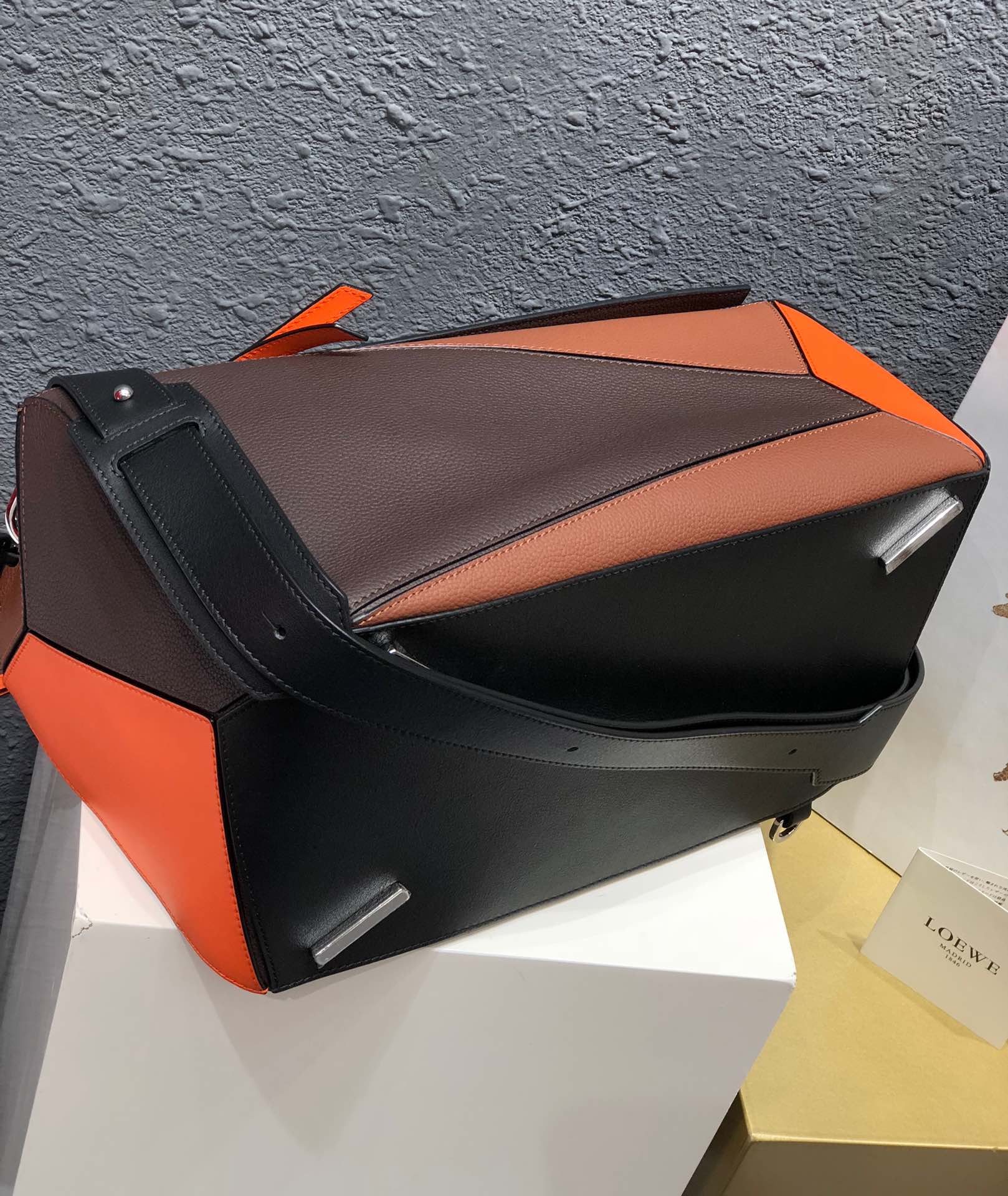 L0ew* large puzzle edge bag grained calfskin black/neon orange b510140x01 35 × 17 × 24 cm