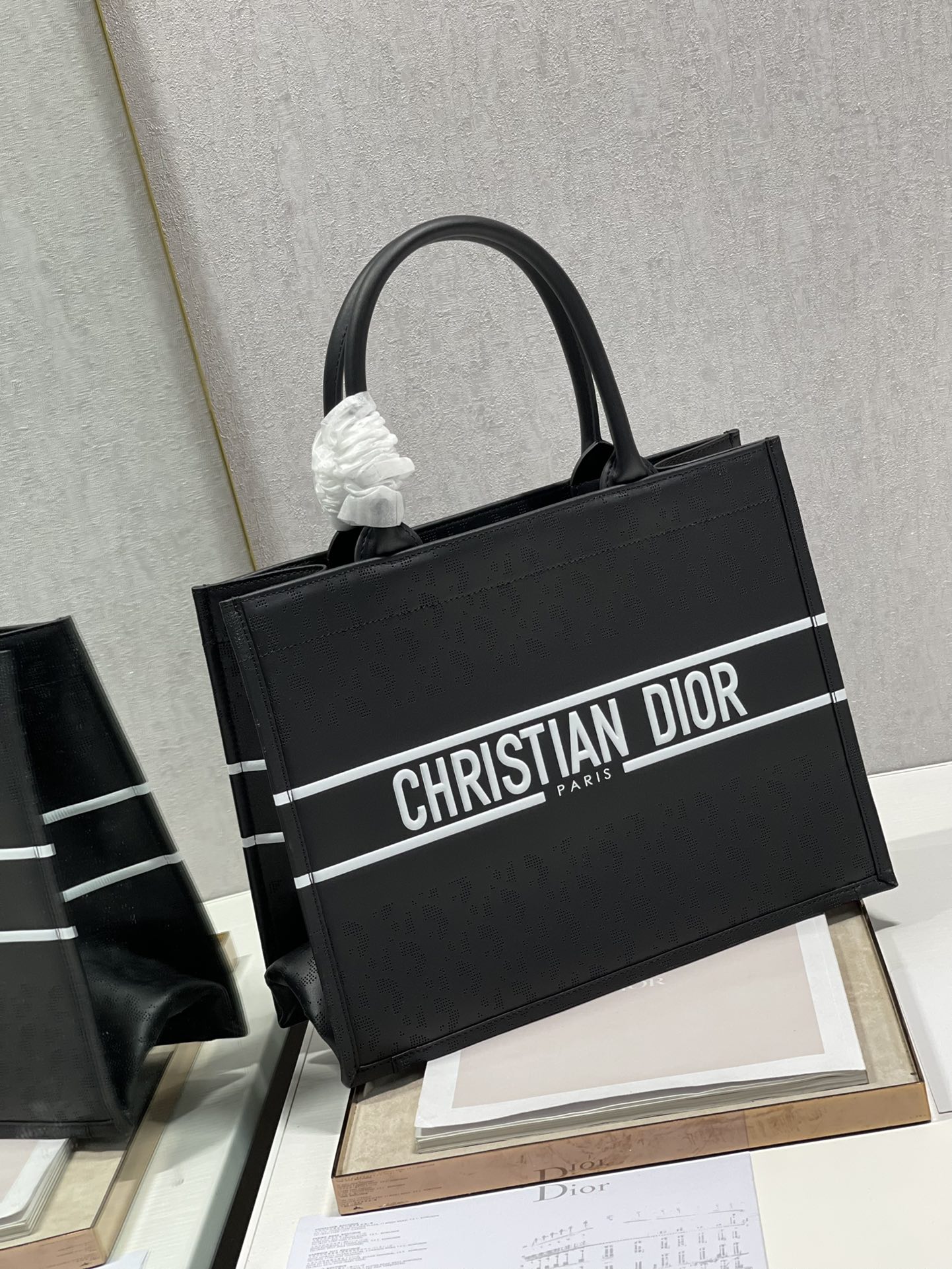 D10r small book tote black leather m1296 36 × 28 cm