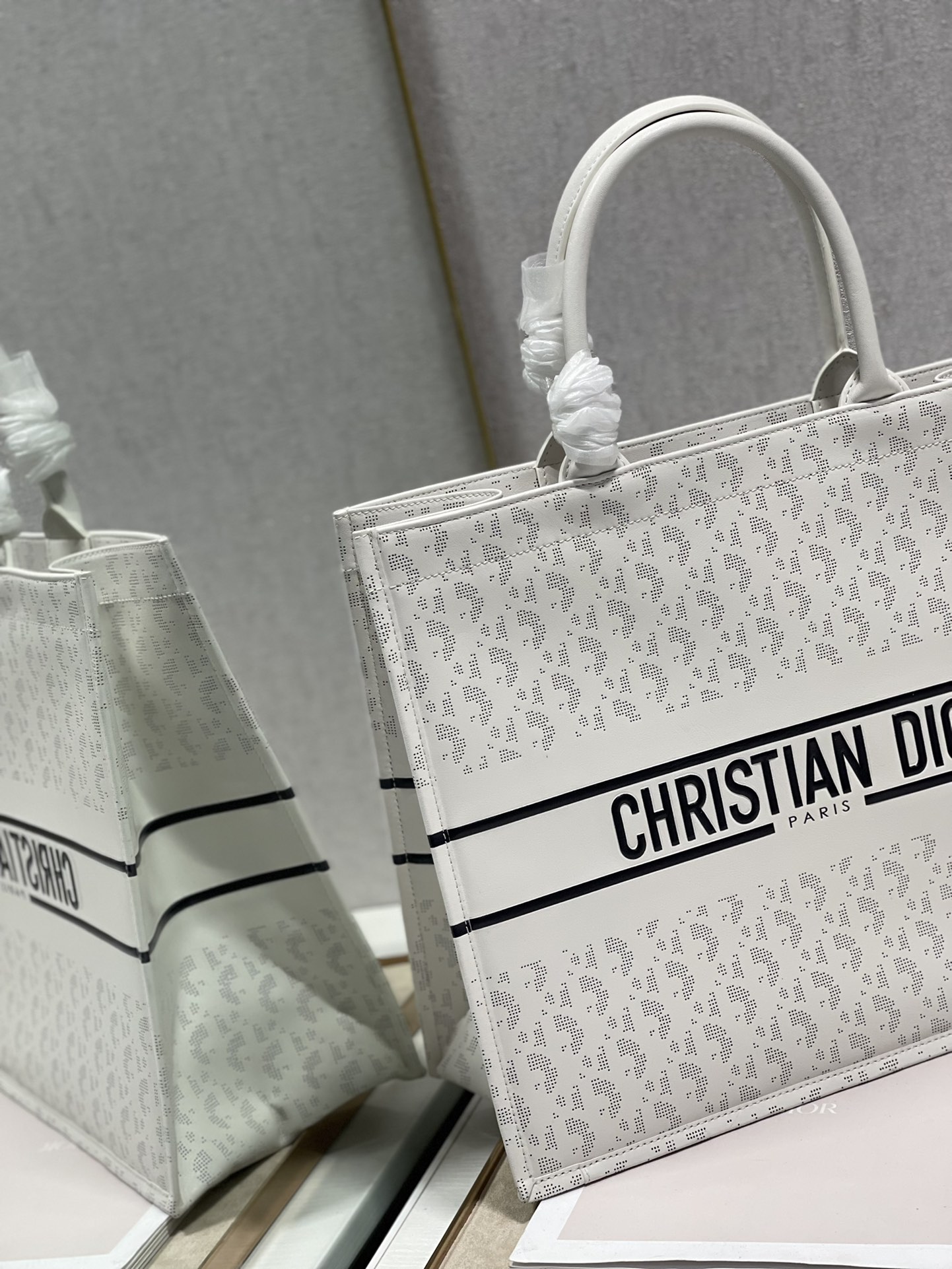 D10r small book tote white leather m1296 36 × 28 cm
