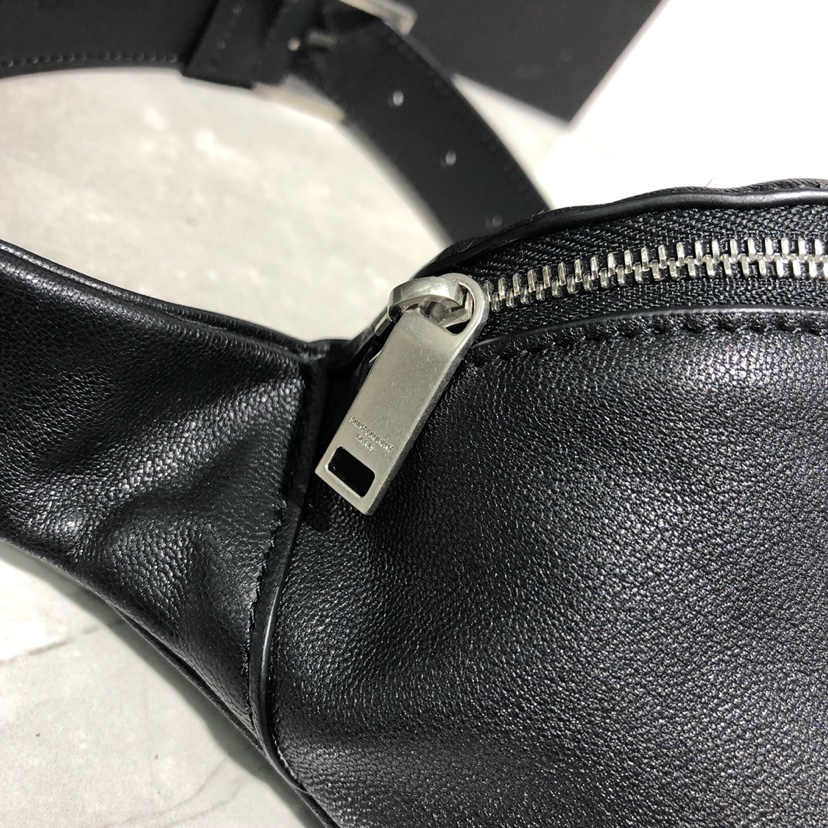 Y51 classic bumbag leather black silver metal 569737 25  cm
