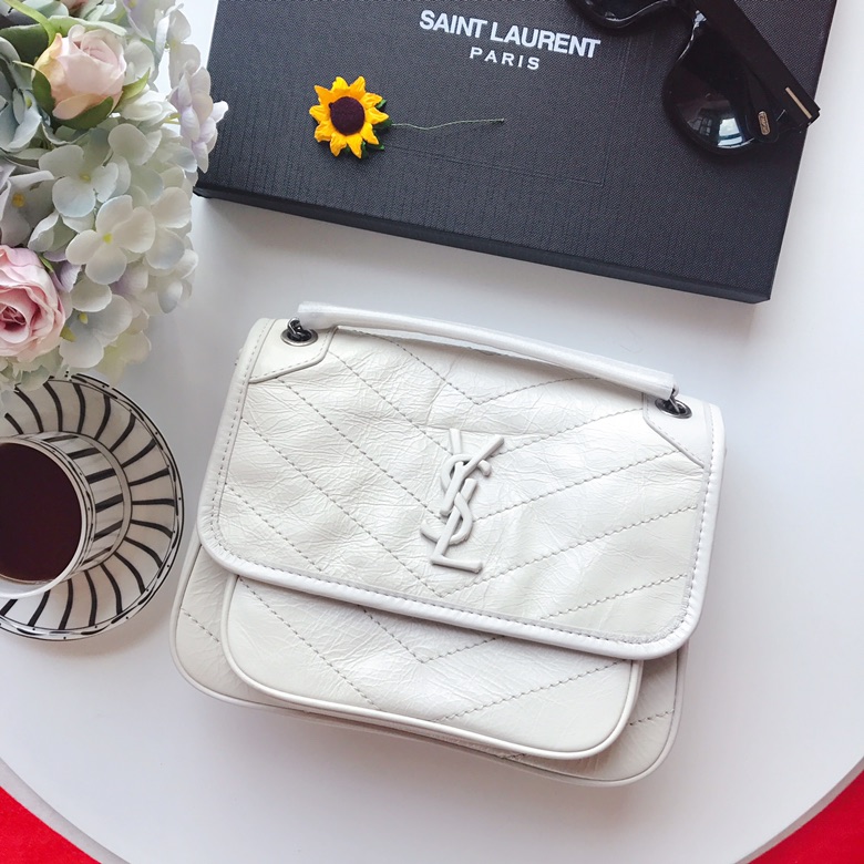 Y51 niki baby in lambskin leather white 5330371 22 x 16.5 x 12 cm