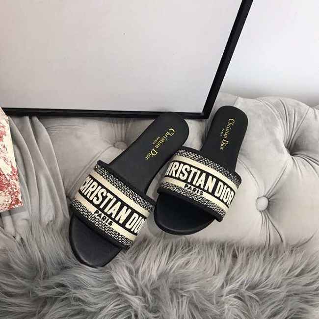 D10r slippers 001
