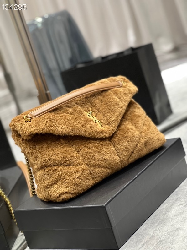 Y51 medium puffer bag in merino shearling and lambskin brown 57747529 35 × 23 × 13.5 cm