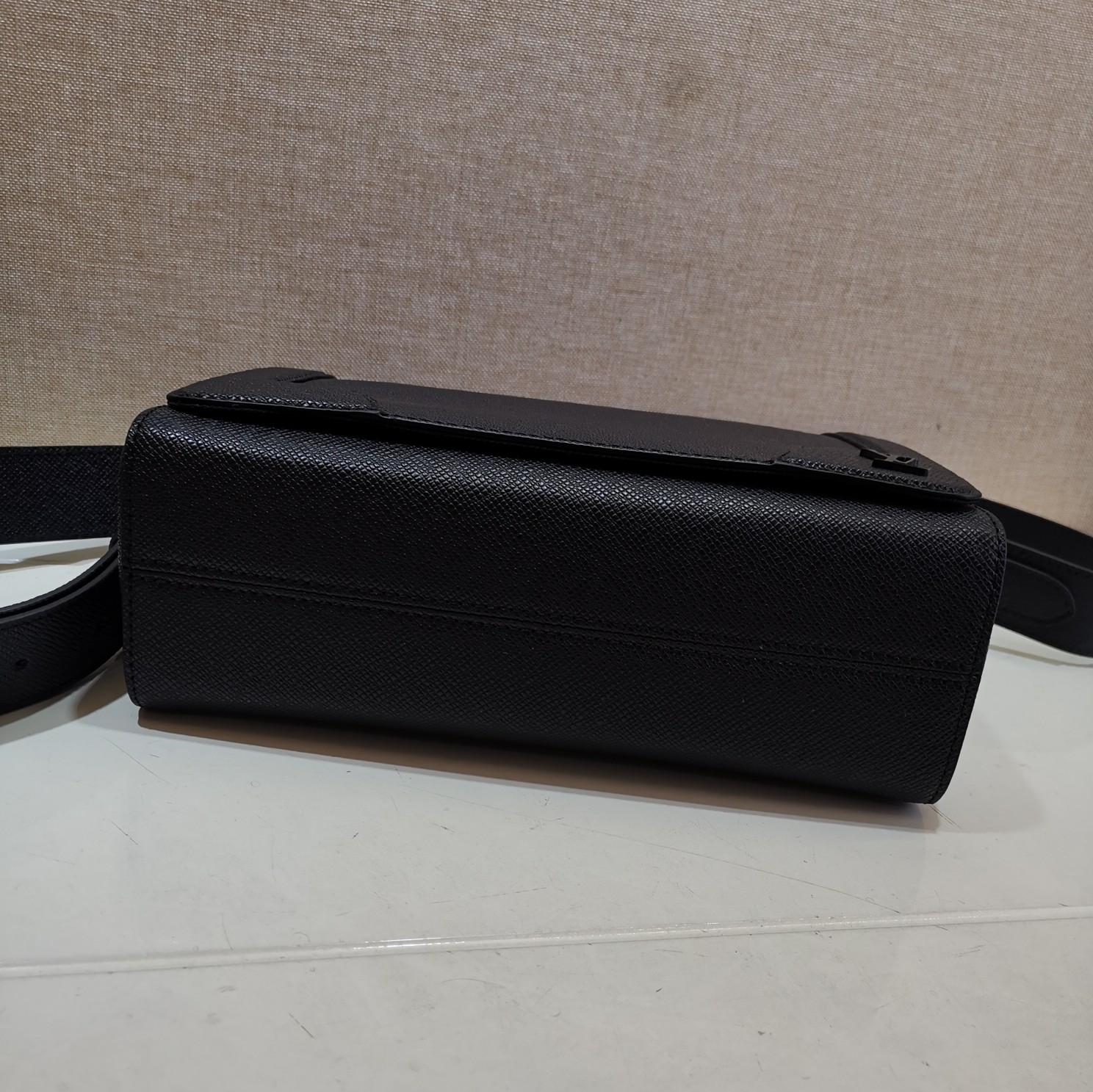 l0vis Vvtt0n new flap messenger taiga leather black m30807 28.3 x 18.3 x 4.3 cm