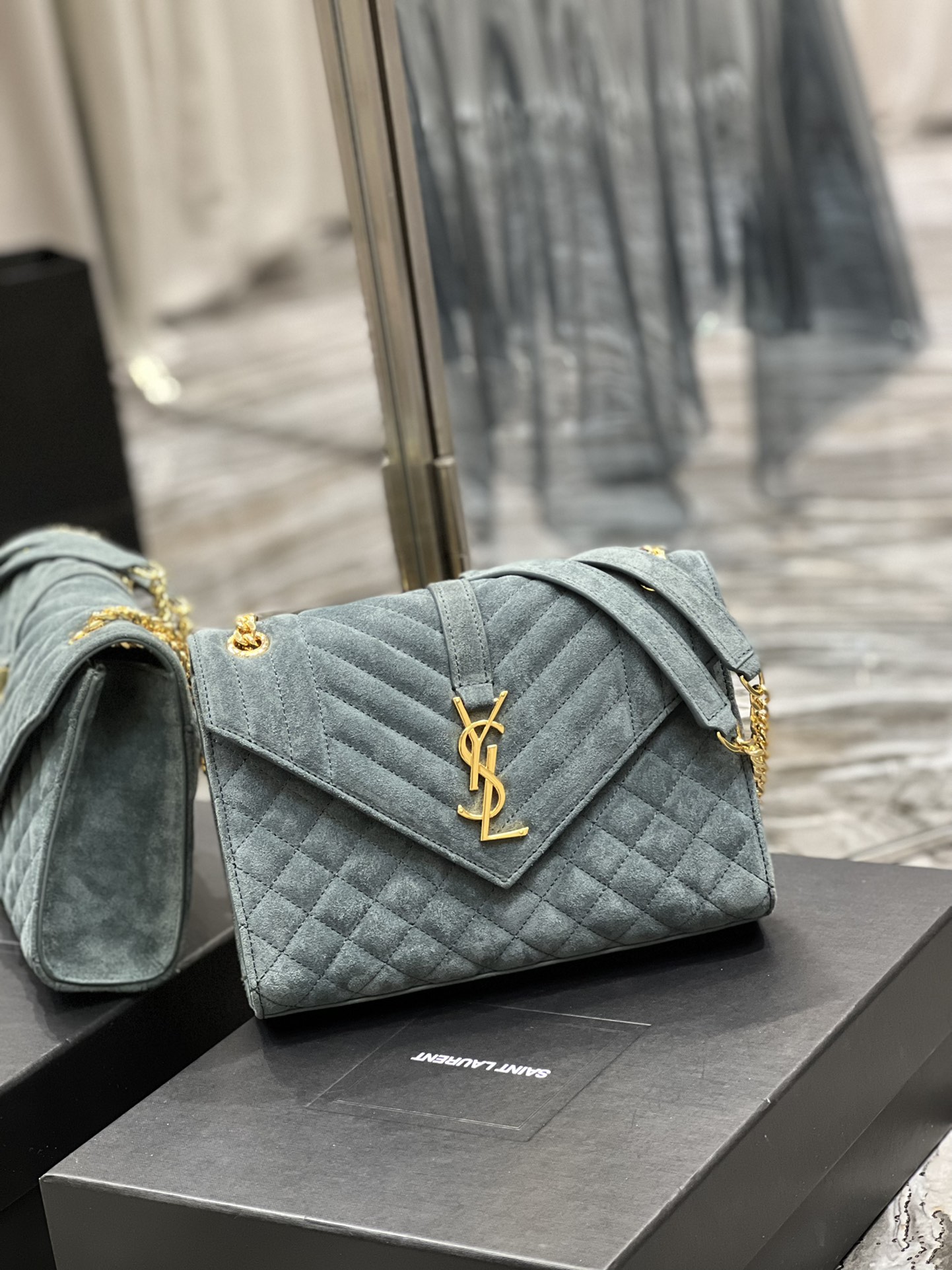 Y51 envelope medium bag in mix matelassÉ velvet blue 487206 24 × 17.5 × 6 cm