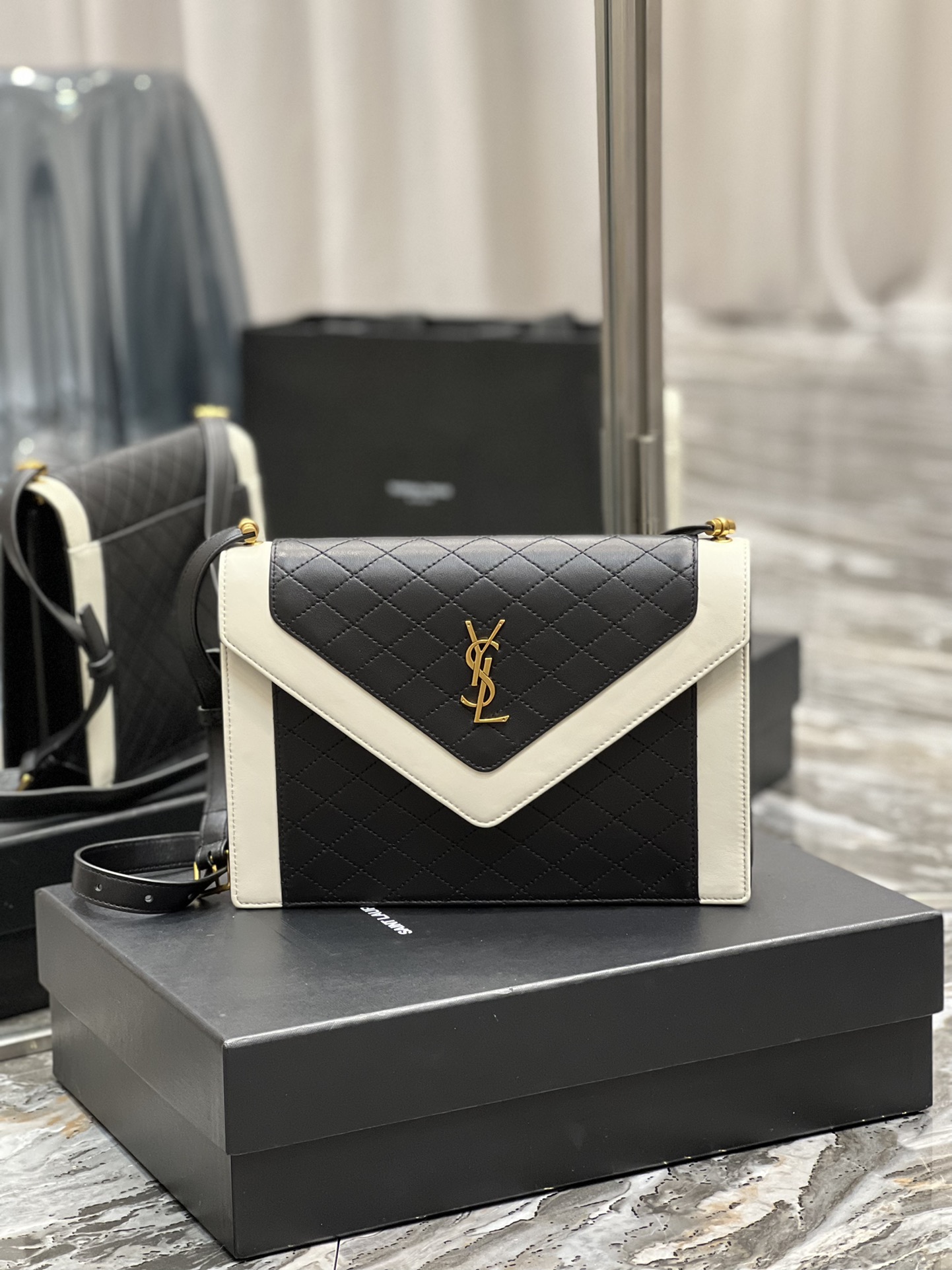 Y51 gaby satchel in lambskin black and white 6688631 26 × 18 × 5 cm