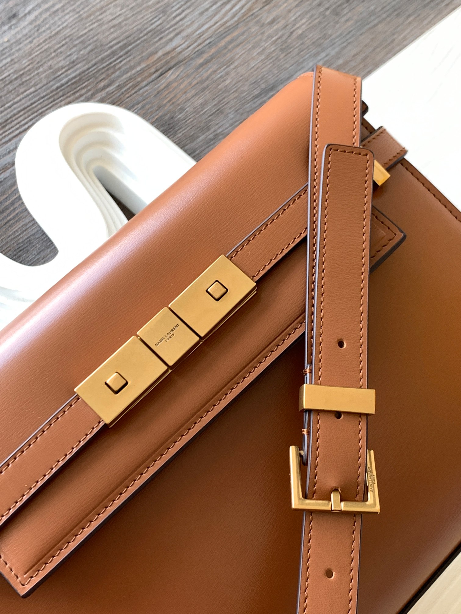 Y51 small manhattan shoulder bag leather brown 6756260 24 x 17.5 x 6 cm