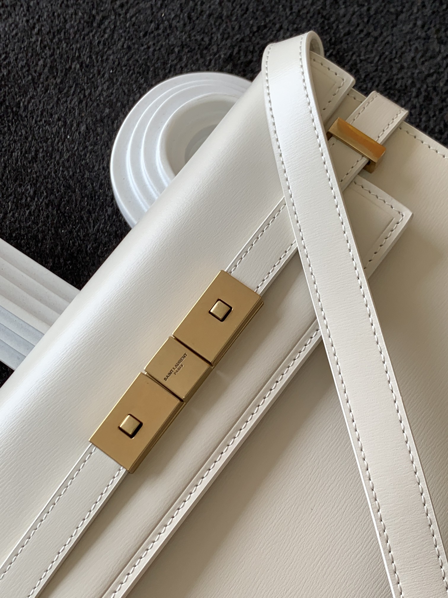 Y51 small manhattan shoulder bag leather white 6756260 24 x 17.5 x 6 cm