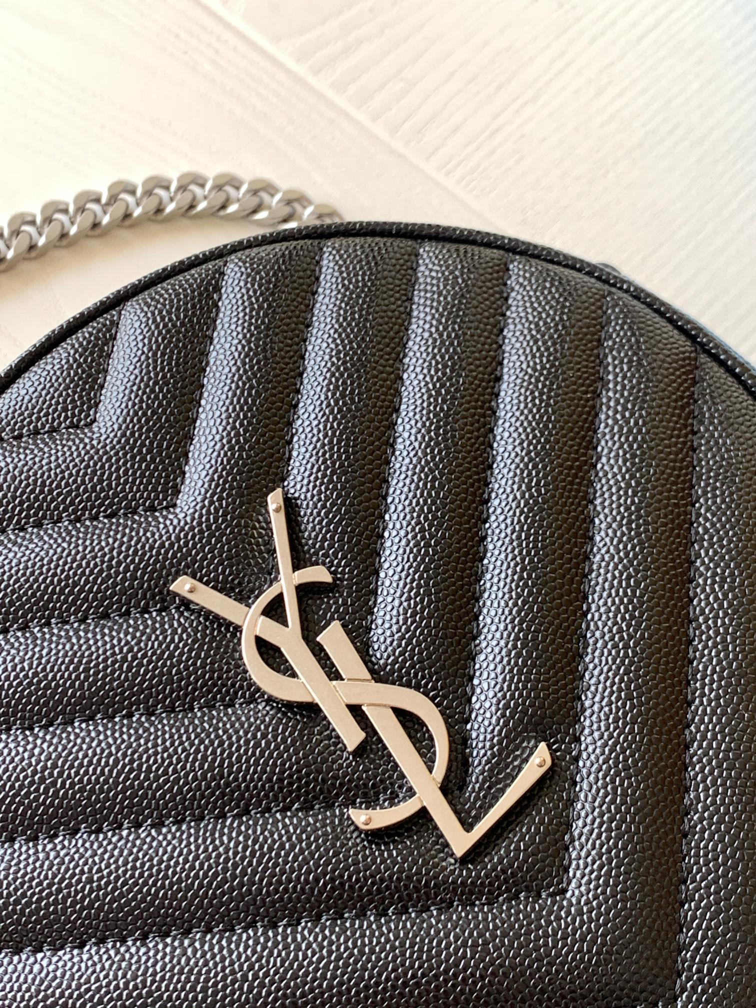 Y51 vinyle round camera bag in chevron-quilted grain de poudre embossed leather silver metal 6104361 17 x 17 x 5.5 cm