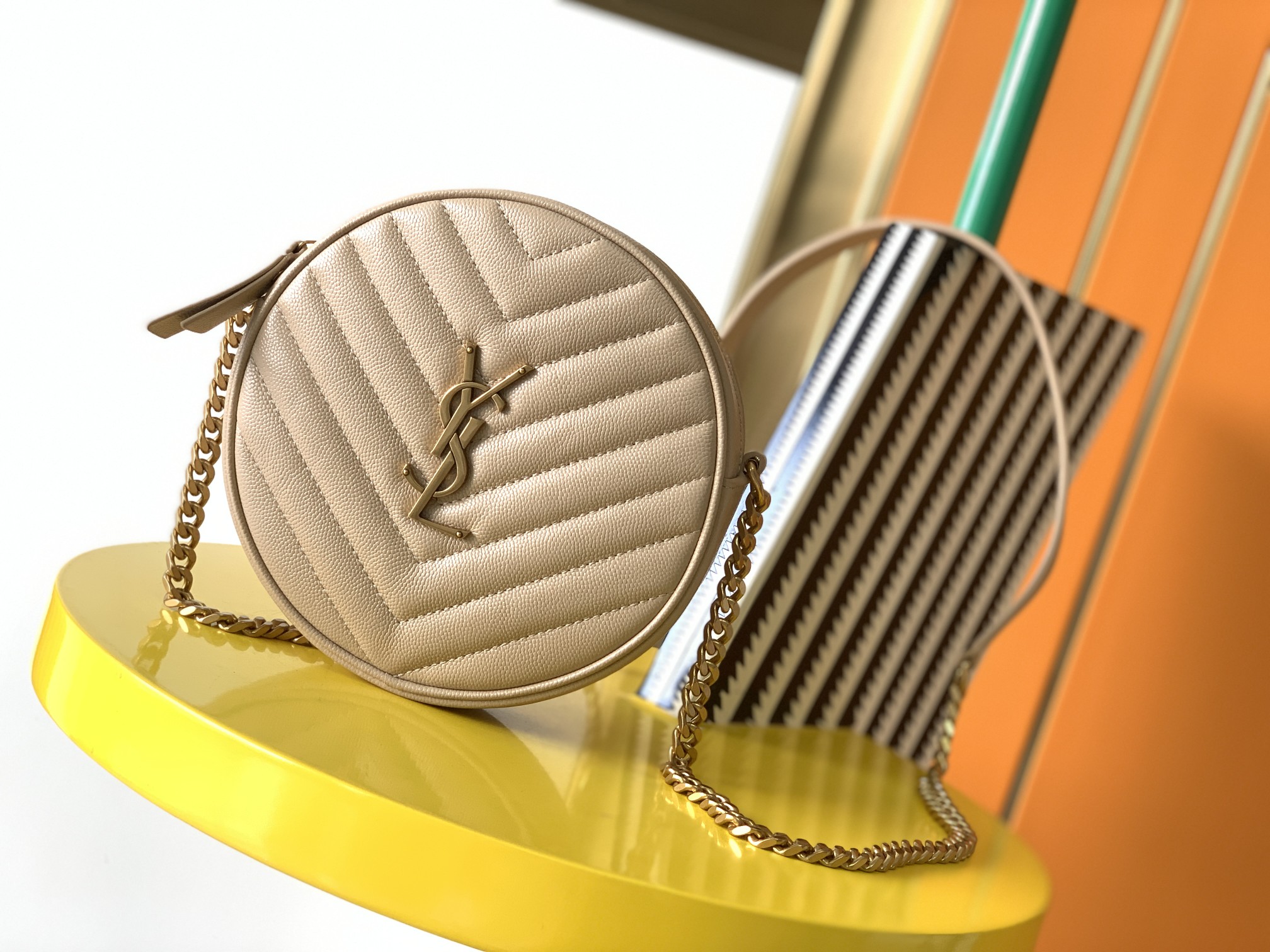 Y51 vinyle round camera bag in chevron-quilted grain de poudre embossed leather beige 6104361 17 x 17 x 5.5 cm