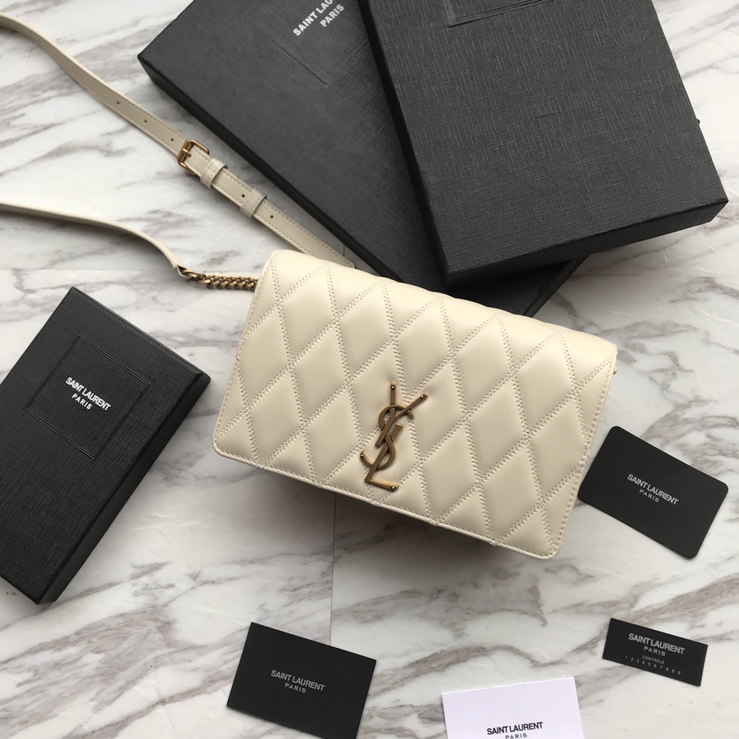 Y51 ladies angie chain bag in quilted lambskin white 568906 22 x 13 x 5.5 cm