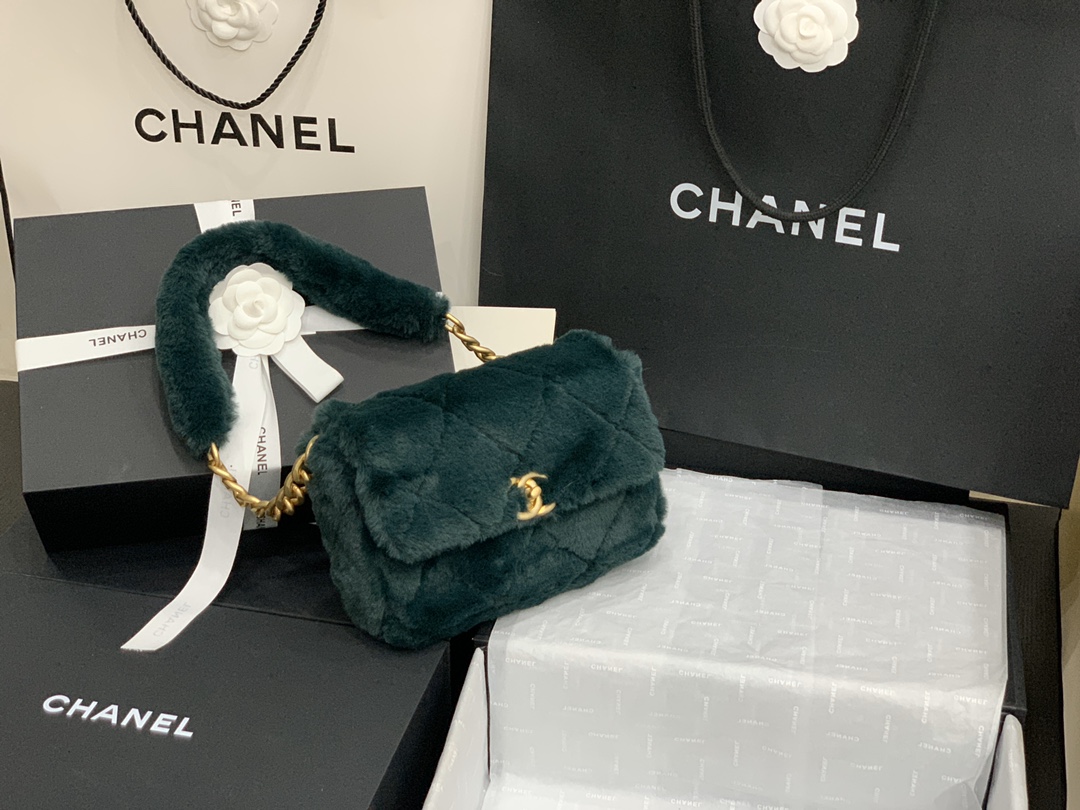 Ch**el shearling lambskin flap bag golden metal green as2240 15.5 x 21.5 x 6.5 cm