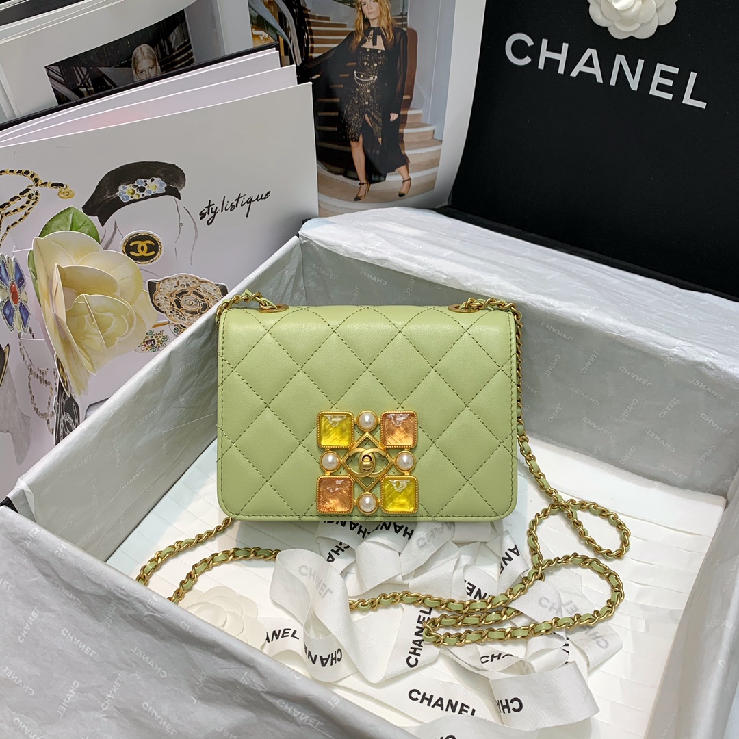 Ch**el calfskin crystal pearls flap bag mint as2259 18 x 12 x 7 cm
