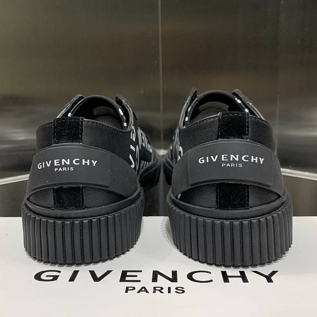 Va1e*ntin0 shoes 01