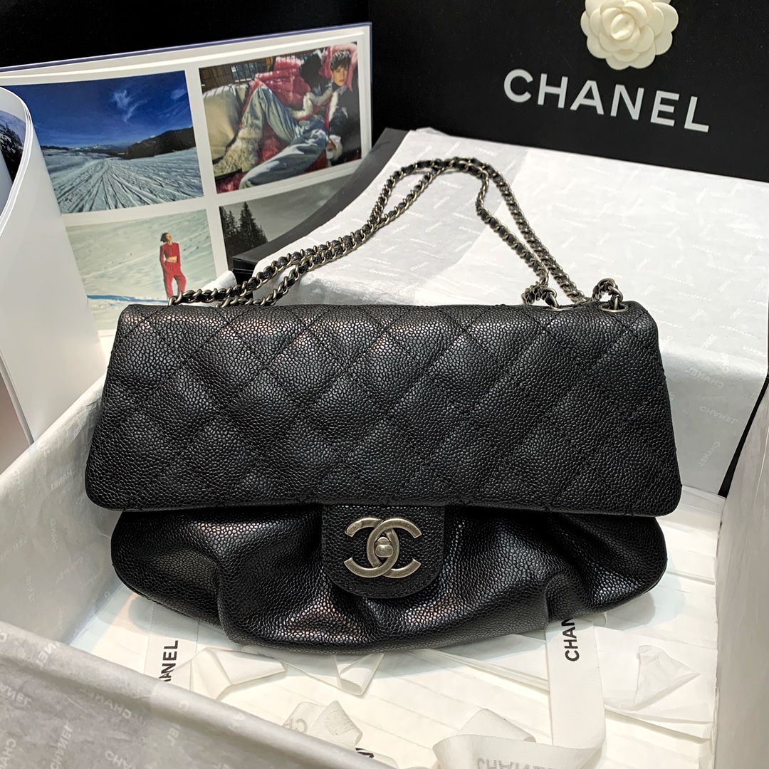 Ch**el flap shoppping bag grained leather black 30 x 18 x 4 cm