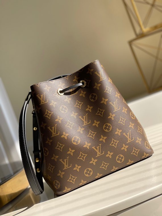 l0vis Vvtt0n néonoé mm monogram canvas black m44020 26 cm