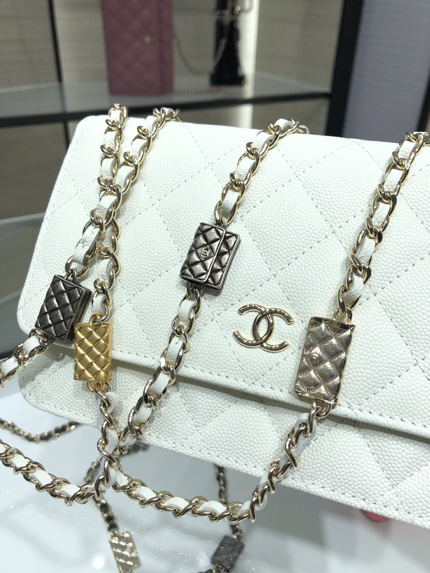 Ch**el wallet on chain white ap2400 19 cm