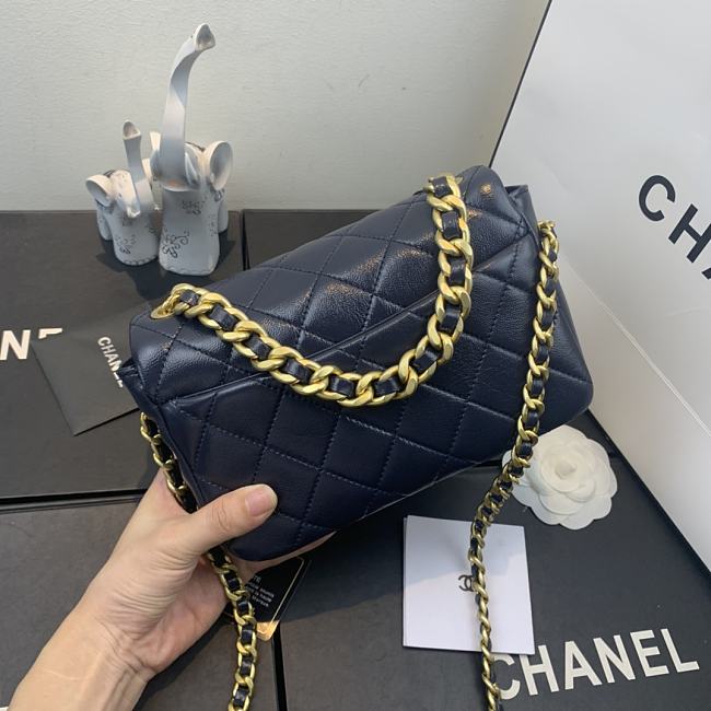 Ch**el shiny quilted lambskin flap bag blue as1895 20 x 13 x 7 cm